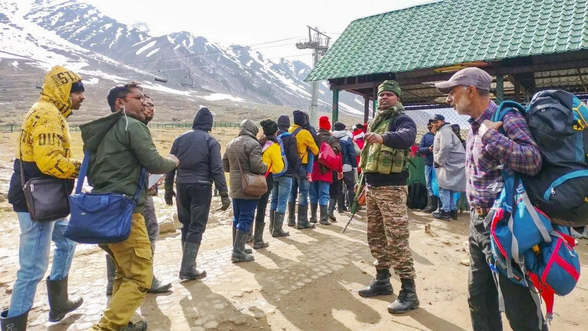 पहलगाम आतंकी हमले के बाद बड़ा कदम: कश्मीर के 50 पर्यटन स्थल बंद