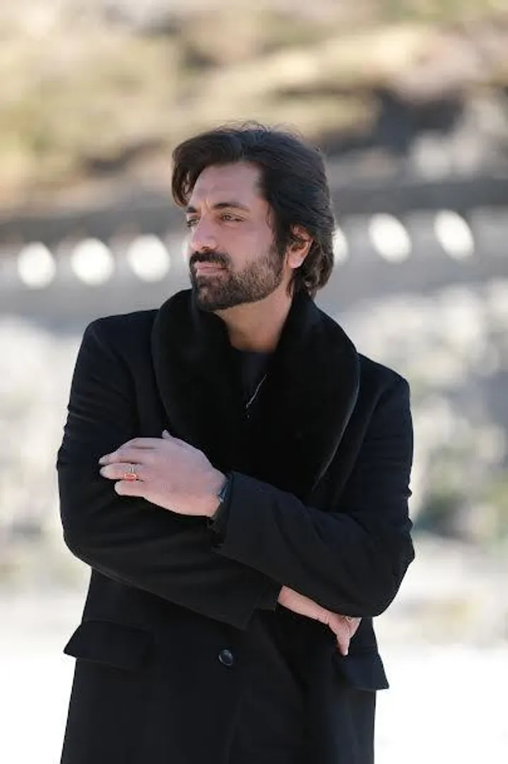 सिंगर-कंपोज़र अखिल सचदेवा ने ऋषिकेश में गंगा आरती गाकर दिया स्पिरिचुअल ट्रिब्यूट