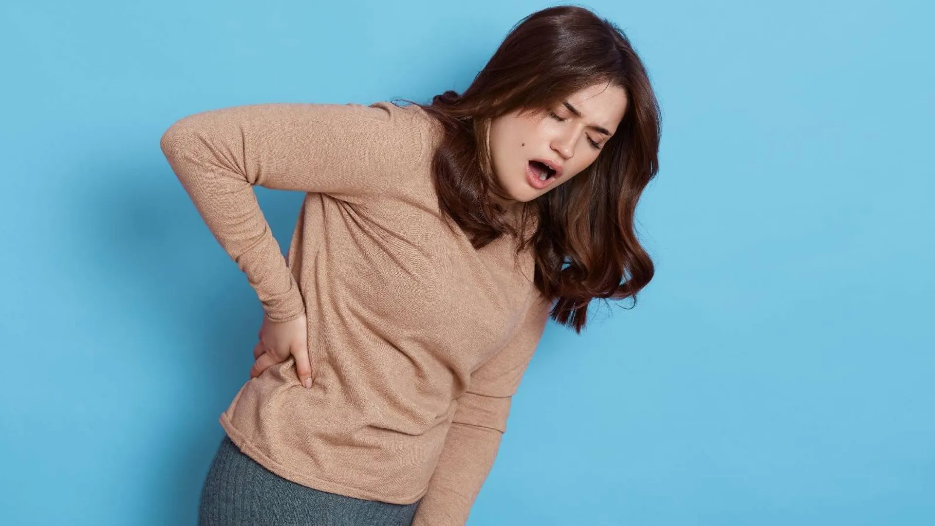 लंबे समय तक एक ही पोजीशन में रहना बढ़ा देता है कमर दर्द