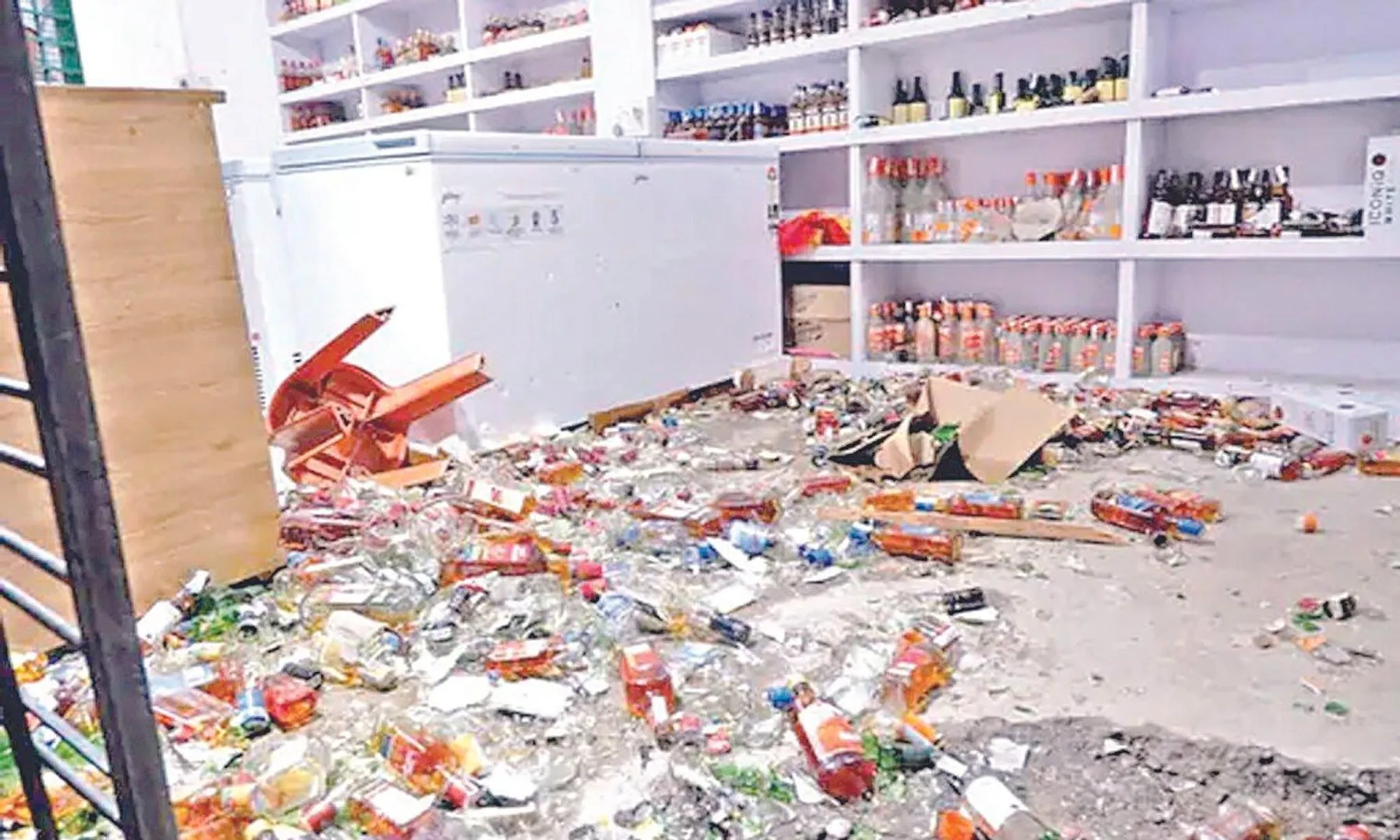 महिलाओं ने शराब का स्टॉक नष्ट किया, 15 वाहन फोड़े, बाइक जलाई