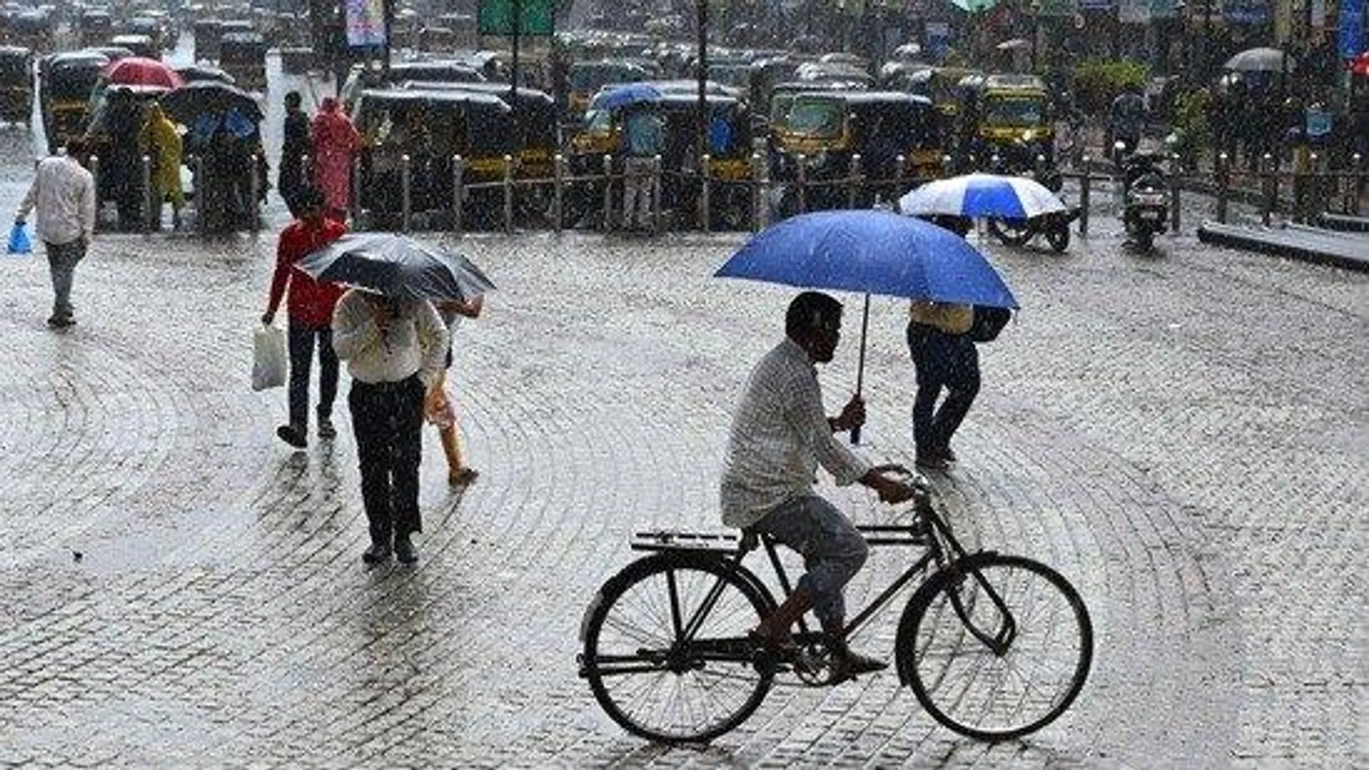 समय से पहले बरसा मानसून: मुंबई में मूसलधार बारिश से जनजीवन प्रभावित, पुणे में बादल फटा; केरल में भी हालात गंभीर