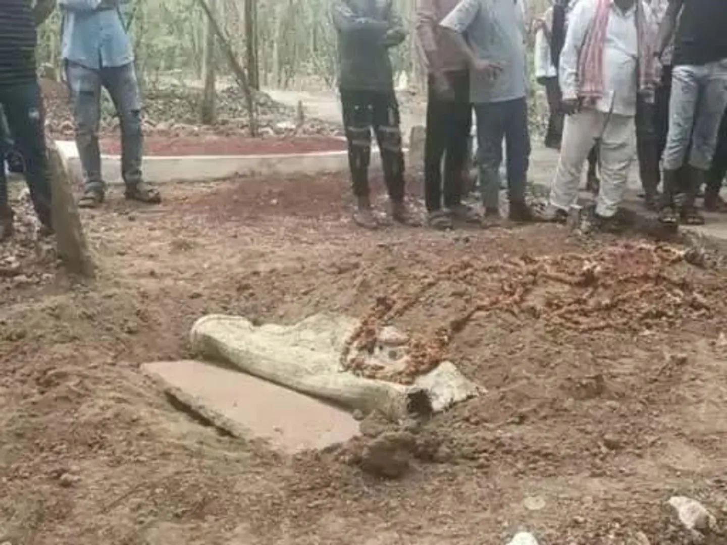 खंडवा में महिलाओं की कब्रों से छेड़छाड़ की सनसनी, परिजन बोले– "कुछ तो गलत हुआ है"
