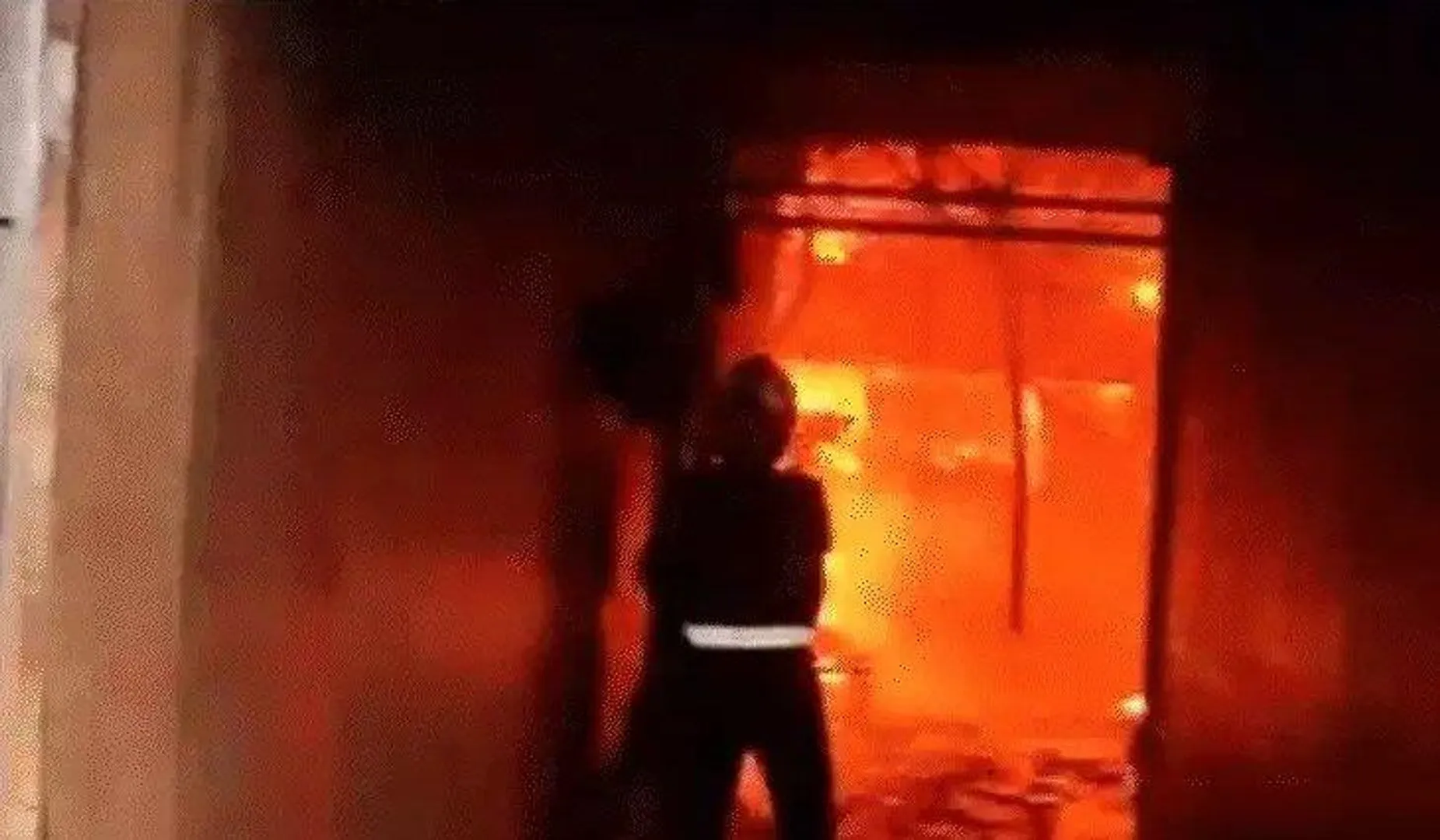 गर्मी की छुट्टियां मातम में बदलीं: हैदराबाद अग्निकांड में एक ही परिवार के 17 लोगों की मौत, मां की गोद में मिले चार बच्चों के शव