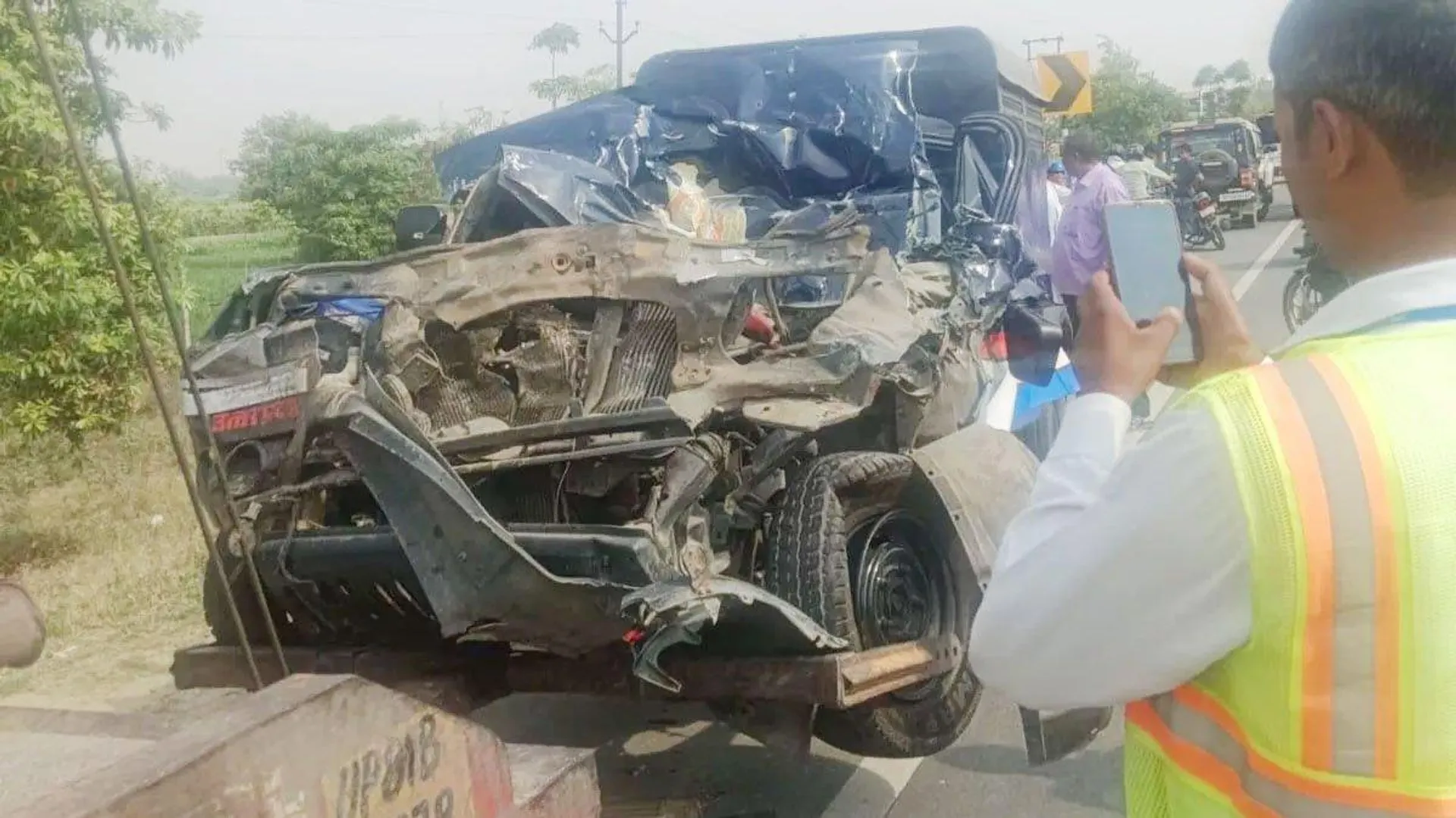 अलीगढ़ में दर्दनाक हादसा: पेशी पर ले जा रही पुलिस की गाड़ी कंटेनर से टकराई, चार सिपाही और एक कैदी की मौत