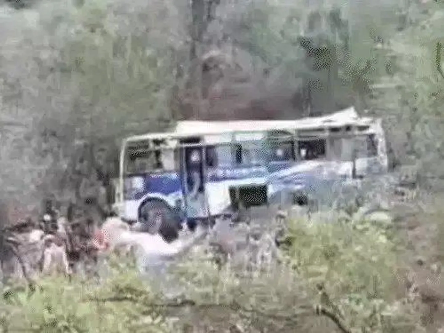 पुंछ में भीषण बस हादसा: खाई में गिरी सवारियों से भरी बस, 2 की मौत, 45 घायल