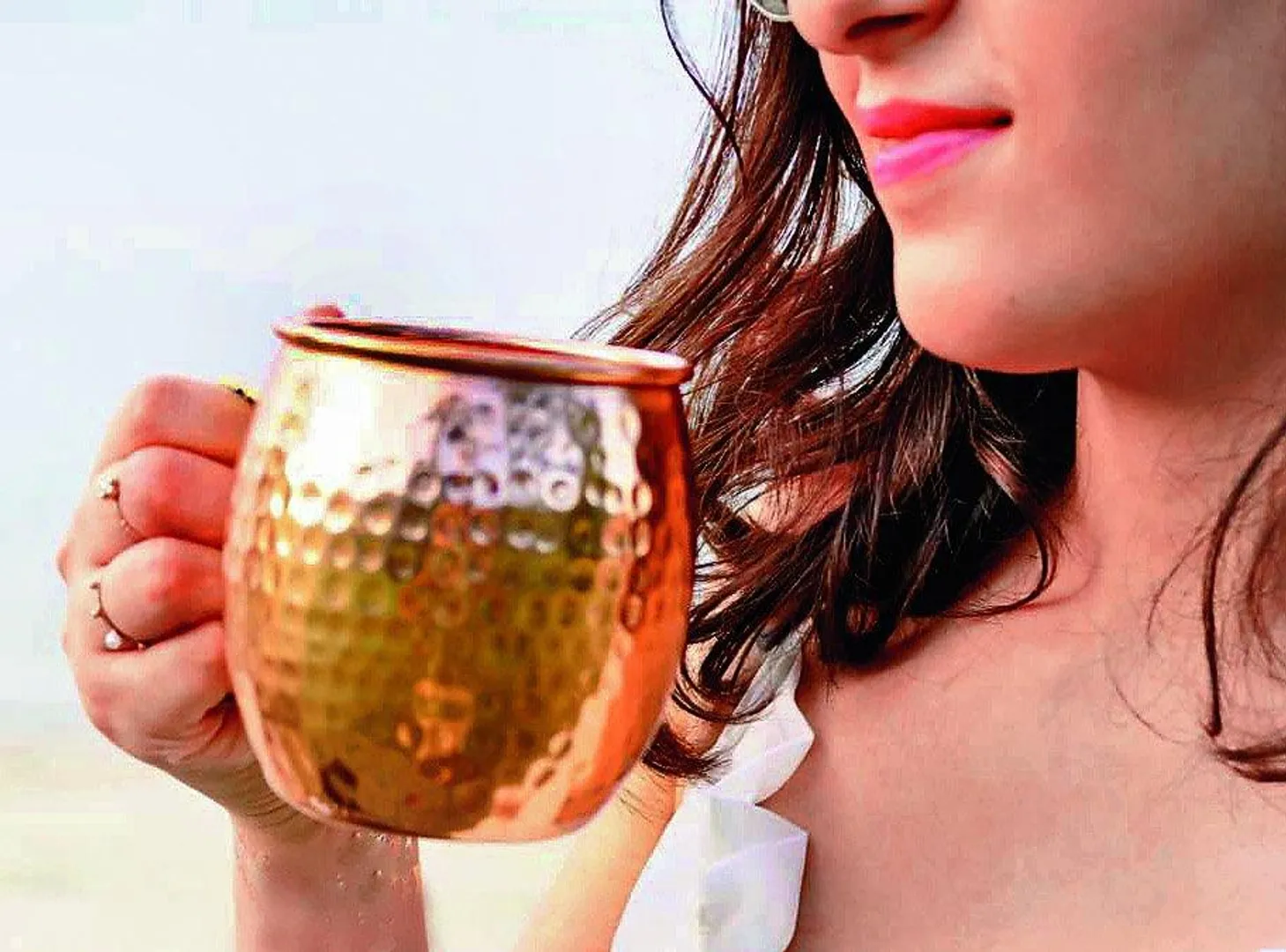 लोटे से पानी पीने की परंपरा फिर से अपनाइए, मिलेंगे आंतों की सफाई और बेहतर पाचन जैसे अनमोल फायदे