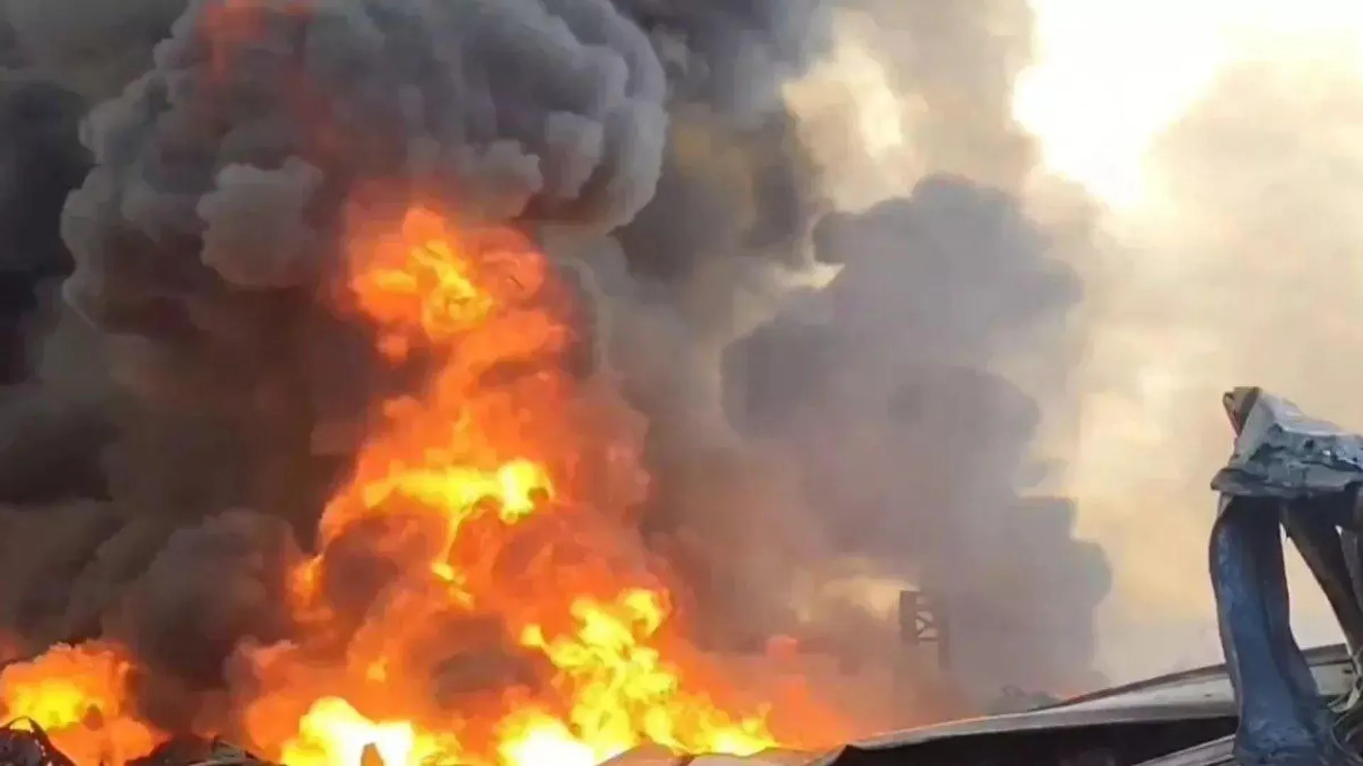 भिवंडी में भयानक आग, 15 गोदाम खाक: पेट्रोलियम प्रोडक्ट से भड़की लपटें, घंटों की मशक्कत के बाद काबू