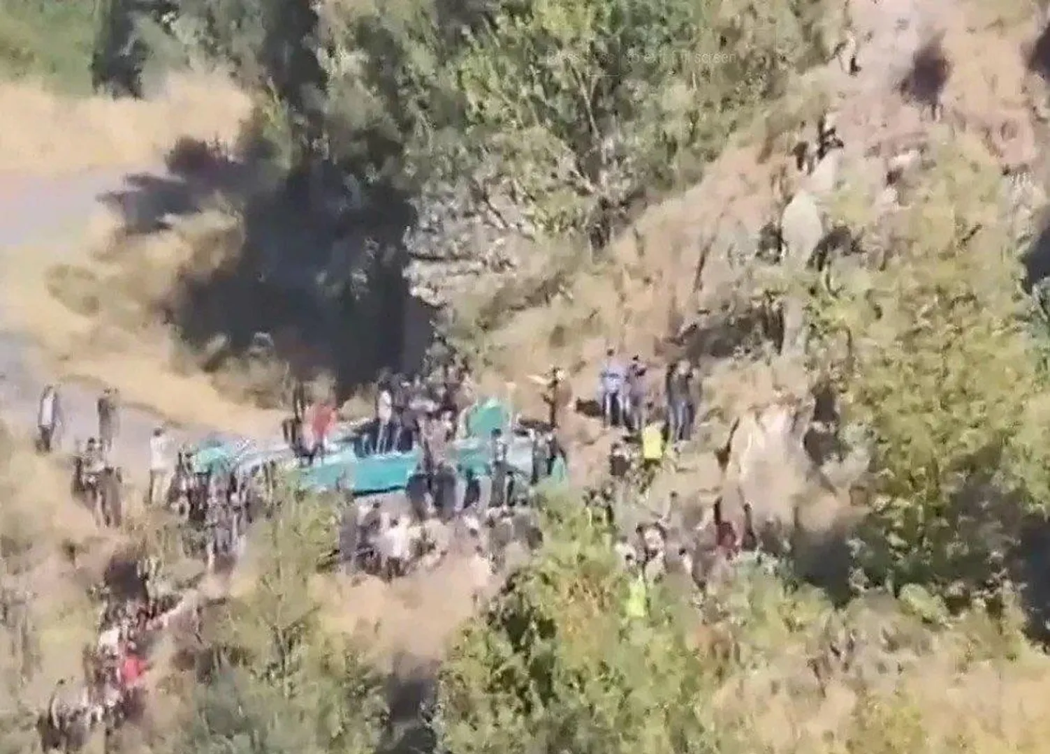 मसूरी की खामोश रात में चीखों का सन्नाटा: खाई में समा गई जिंदगी, दो की मौत, एक घायल