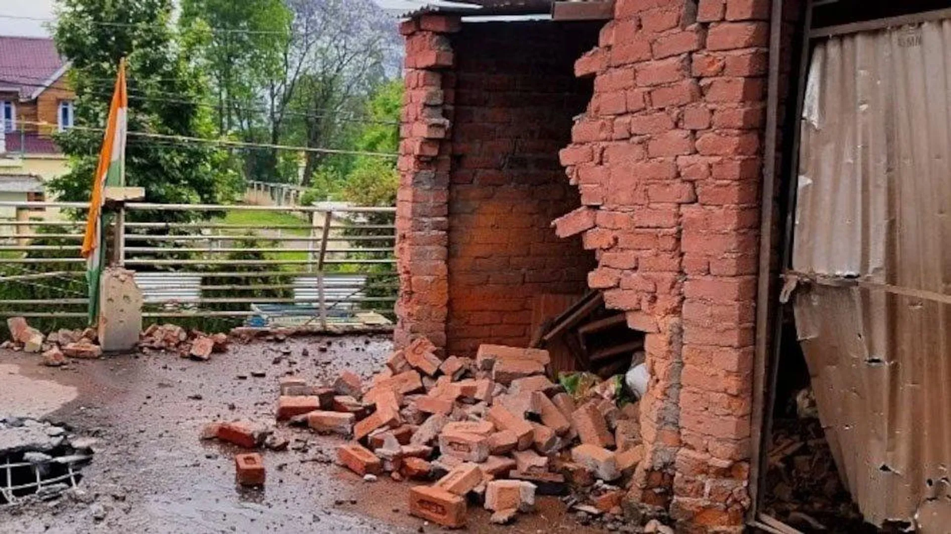 ऑपरेशन सिंदूर के बाद पाकिस्तान बौखलाया, LoC पर फिर फायरिंग, पंजाब में आधी रात गूंजे धमाके