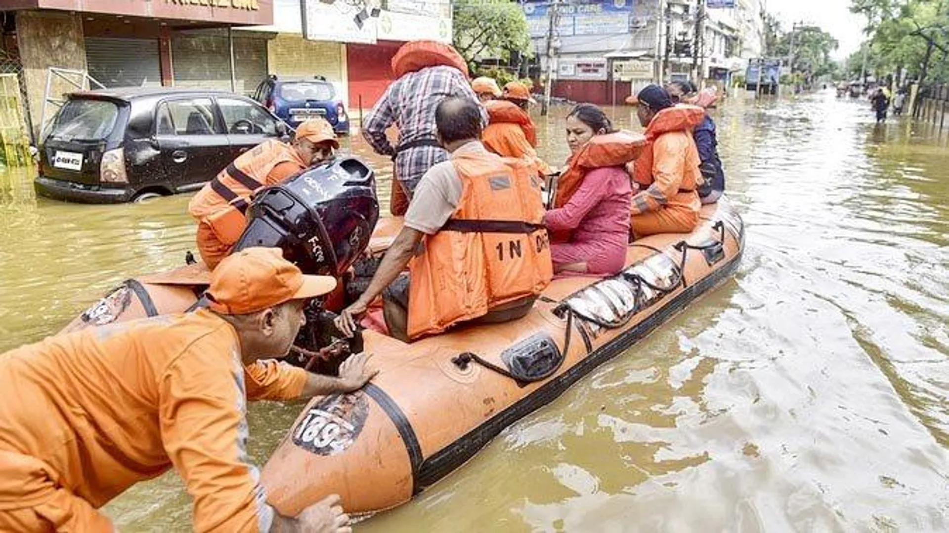 पूर्वोत्तर में मानसूनी तबाही: मिजोरम में होटल और घर ढहे, असम में पांच की मौत