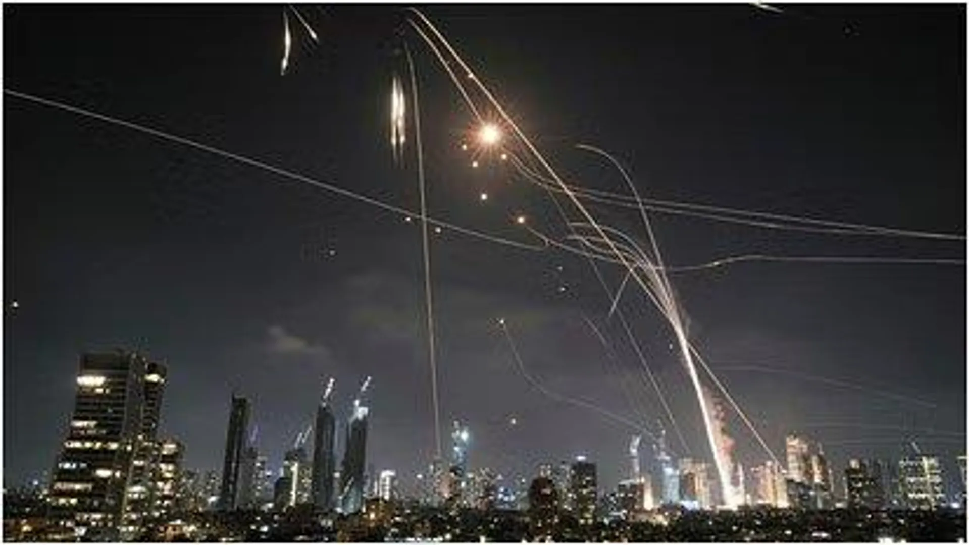 इजराइल-ईरान संघर्ष: अब तक 400 से ज्यादा की मौत, इजराइल ने विदेश मंत्रालय को बनाया निशाना, ईरान ने बैलिस्टिक मिसाइलों से जवाबी हमला