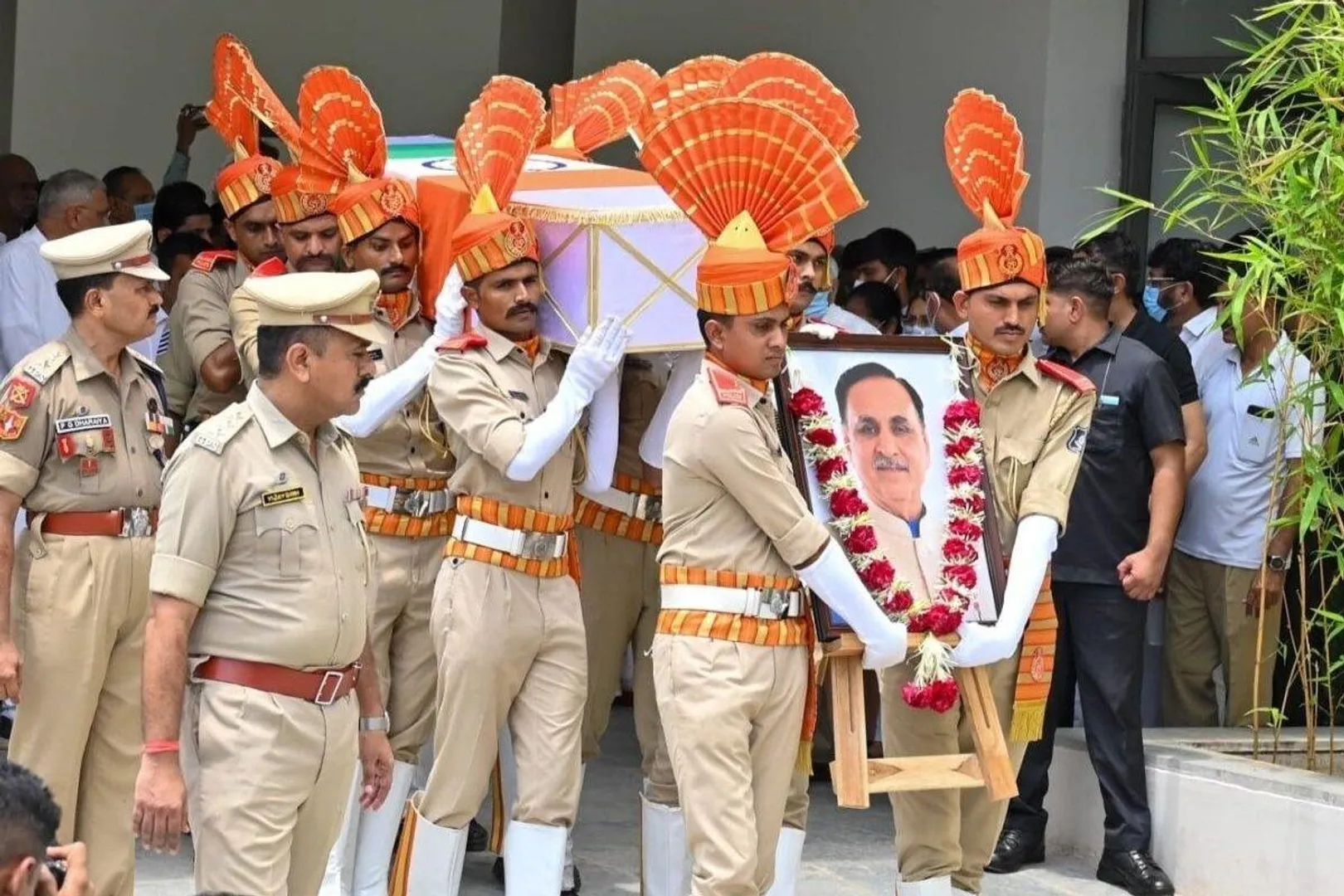 former-cm-vijay-rupani-funeral-guard-of-honor