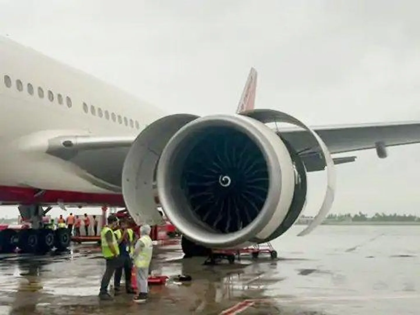 एयर इंडिया की फ्लाइट में तकनीकी खराबी, यात्रियों को उतारा गया; लखनऊ में हज फ्लाइट से निकली चिनगारी, दो दिन में दो घटनाएं