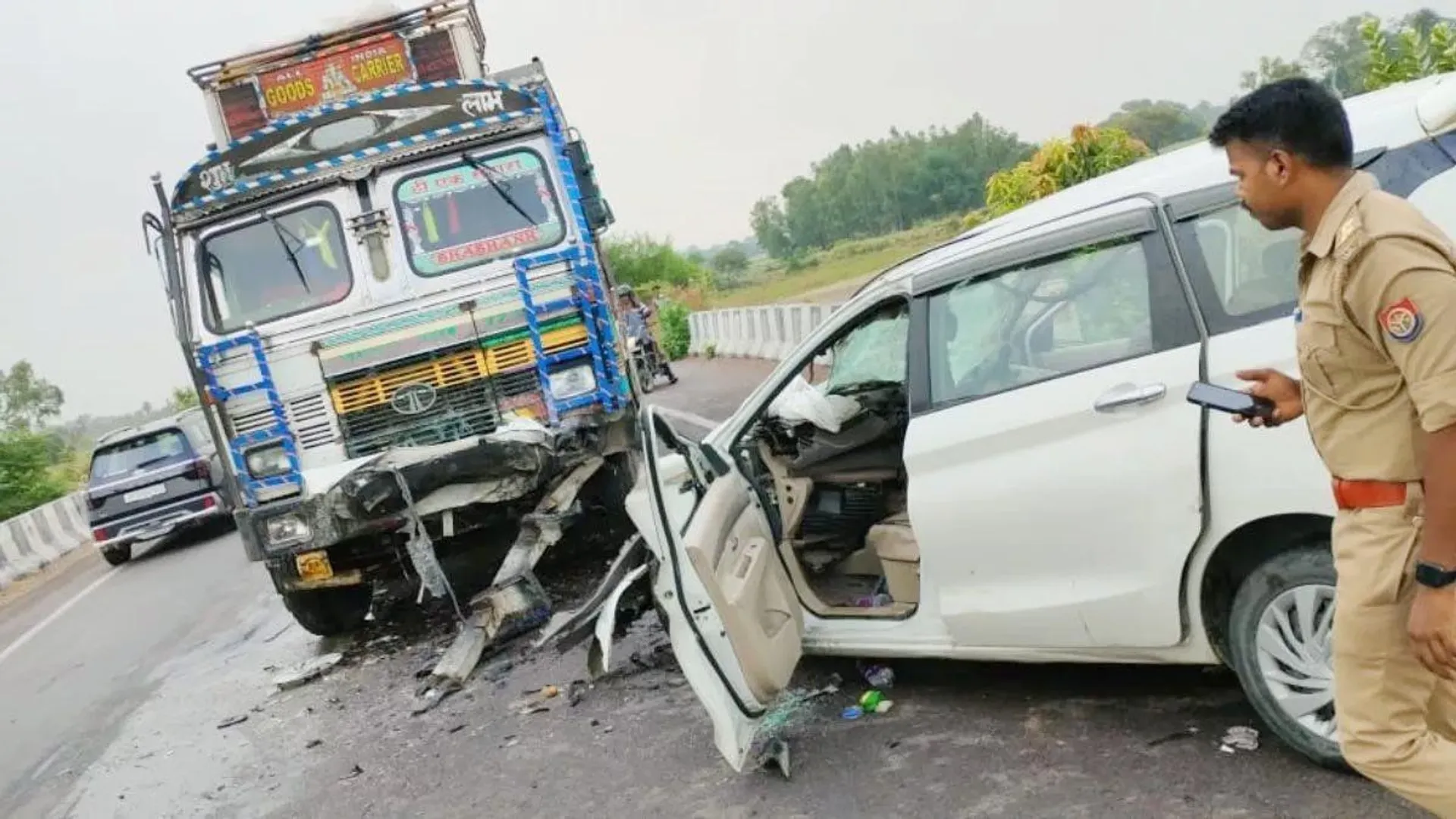 बाराबंकी में दर्दनाक हादसा: प्रॉपर्टी डीलर समेत चार की मौत, सगाई से लौटते समय ट्रक ने कार को रौंदा