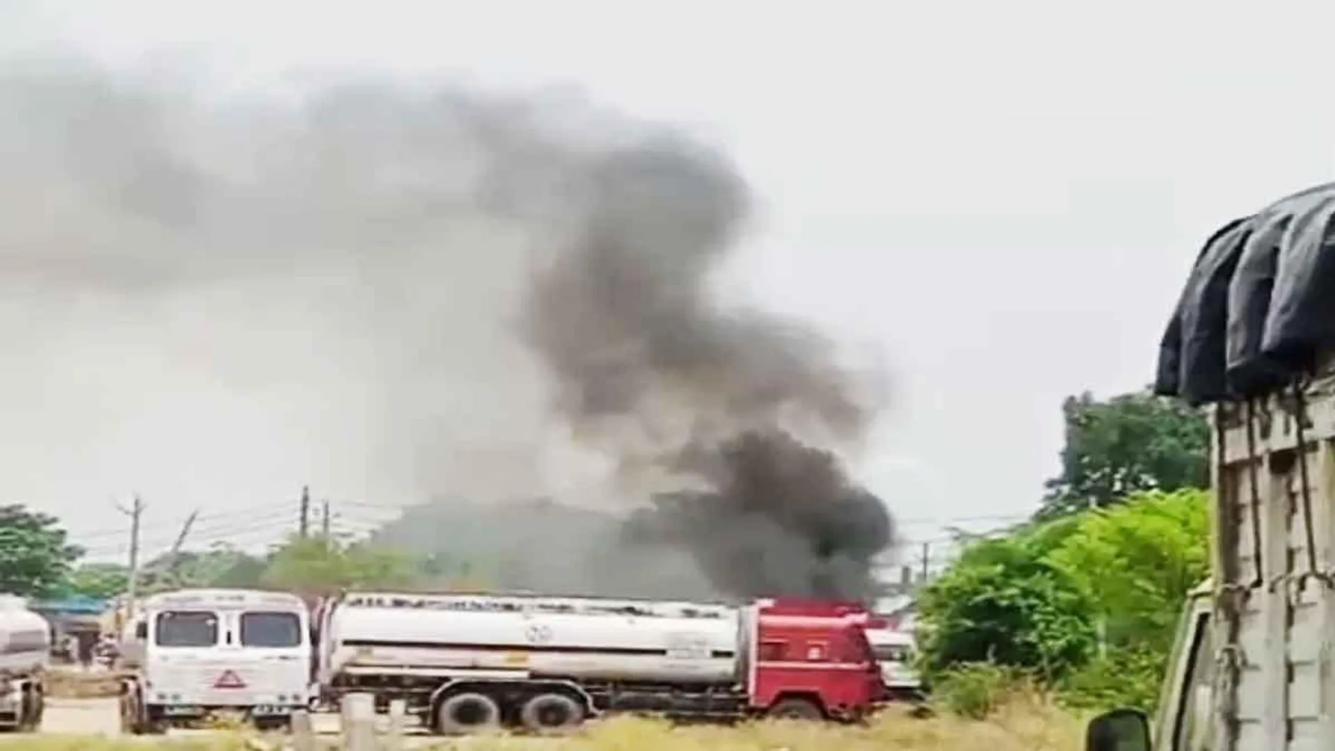 लखनऊ में इंडियन ऑयल डिपो में भड़की आग, एयरपोर्ट फ्यूल लाइन बाल-बाल बची