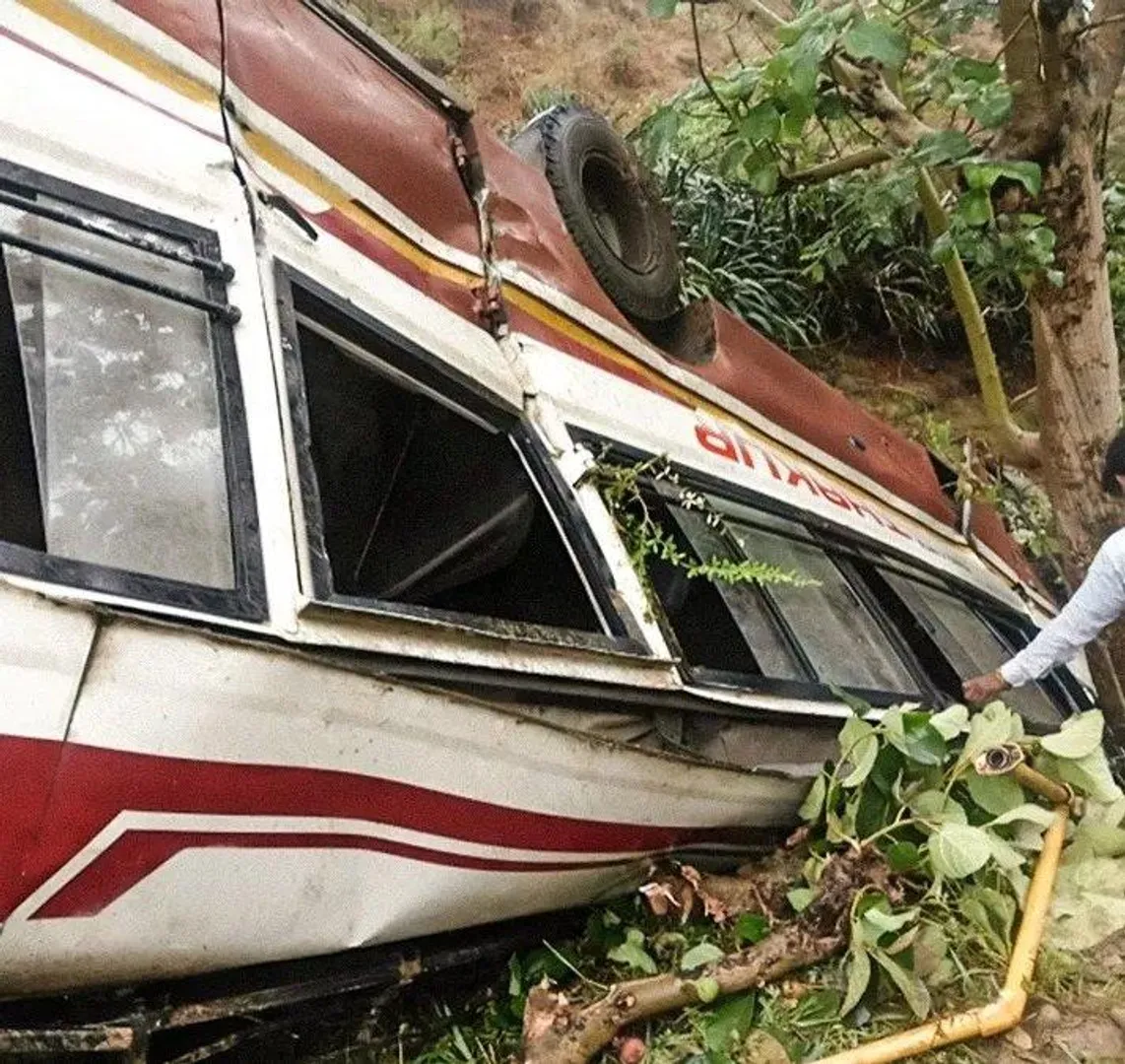 मंडी में भीषण बस हादसा: 200 फीट गहरी खाई में गिरी सवारी बस, दो की मौत, 20 घायल