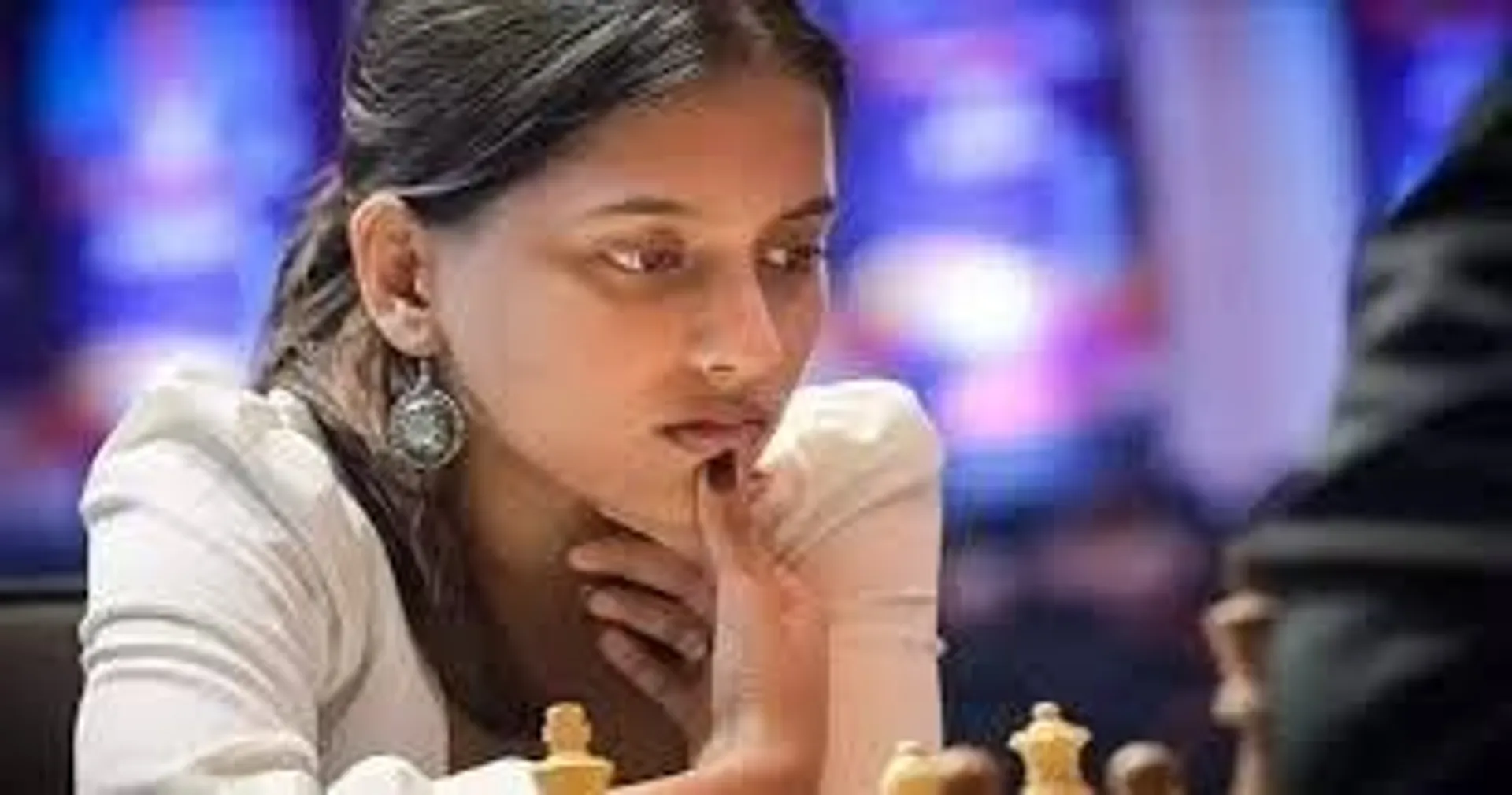 divya-deshmukh-defeats-world-no-1-hou-yifan-london-2025