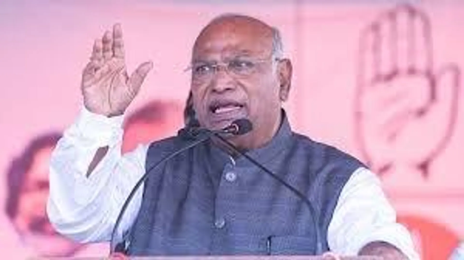shashi-tharoor-modi-praise-congress-row-kharge