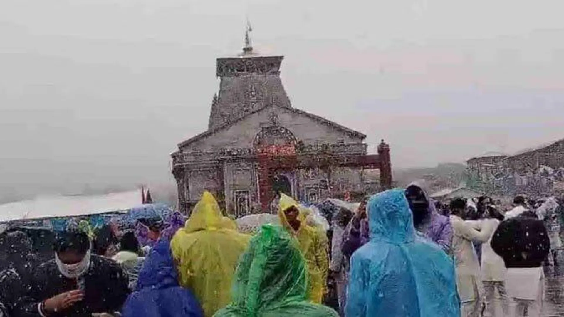 बर्फ की चादर ओढ़े केदारनाथ धाम में गूंजे जयकारे, हेमकुंड साहिब में तीसरी बार गिरी बर्फ