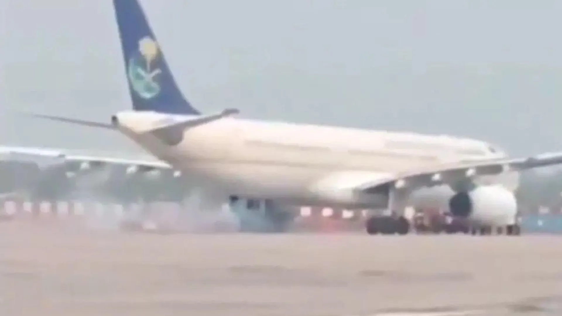 लखनऊ एयरपोर्ट पर सऊदी विमान की ‘हार्ड लैंडिंग’ का वायरल वीडियो: धुएं से मचा हड़कंप, पर सभी यात्री सुरक्षित