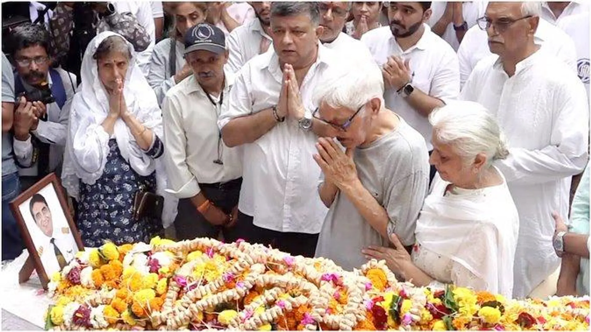 विमान हादसे में जान गंवाने वाले पायलट सुमित सभरवाल को मुंबई में अंतिम विदाई, परिजनों की आंखें नम