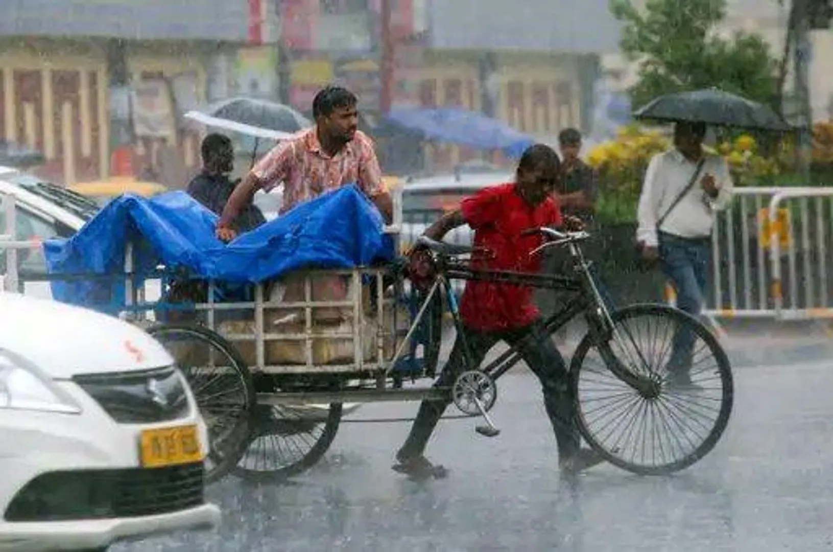 16 राज्यों में भारी बारिश की चेतावनी: राजस्थान और एमपी में तेज़ बौछारें, यूपी-दिल्ली में गर्मी से राहत, केरल-कर्नाटक में स्कूल बंद