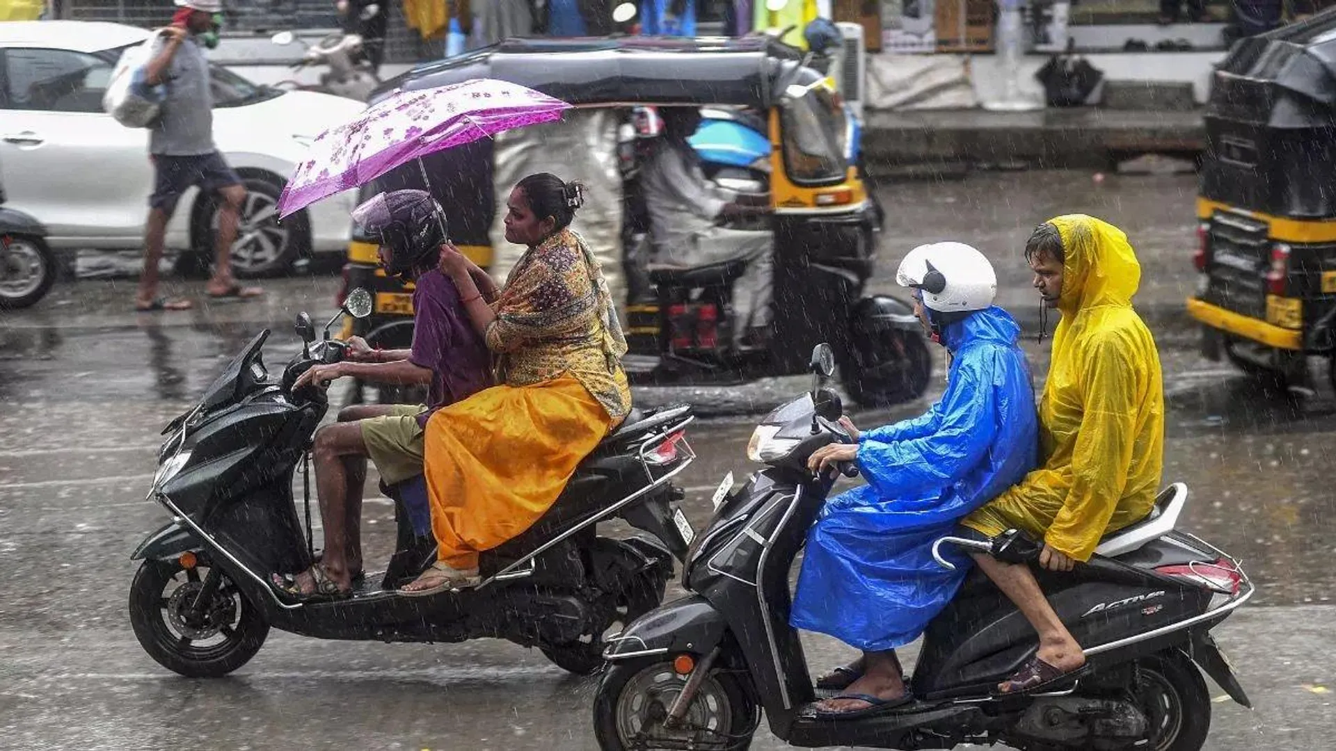 गुजरात-महाराष्ट्र में मूसलधार बारिश, दिल्ली-यूपी में भी बदलेगा मौसम का मिजाज