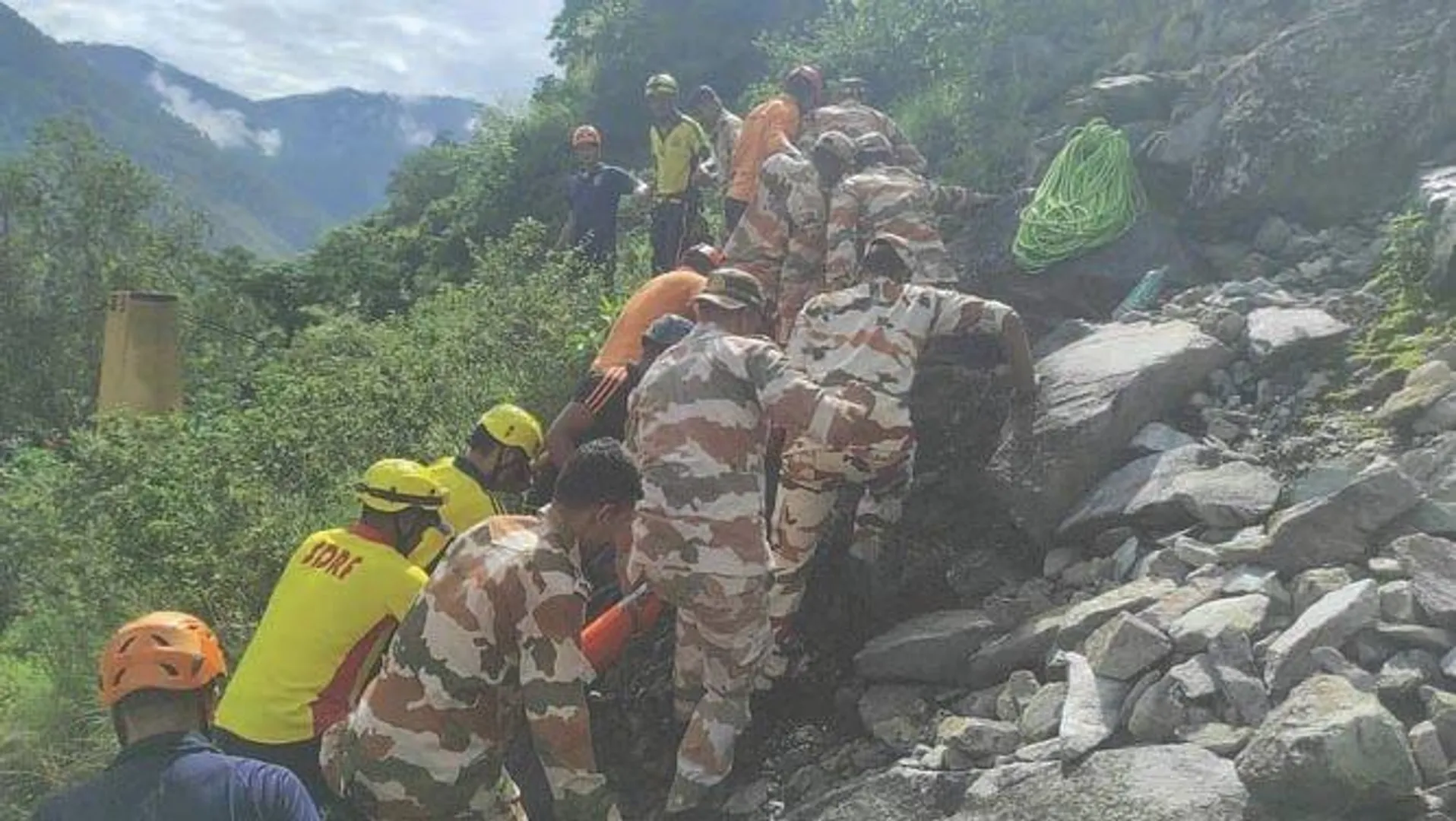 ऋषिकेश-बदरीनाथ हाईवे पर भीषण हादसा: अलकनंदा में गिरा टेंपो ट्रैवलर, एक ही परिवार के 17 लोग सवार; 2 की मौत, 10 अब भी लापता