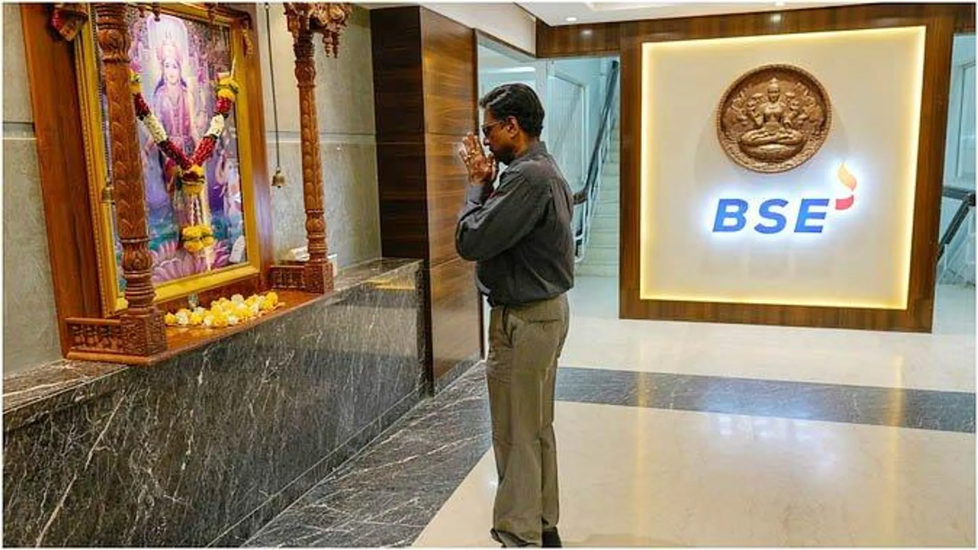 बैंक शेयरों में गिरावट से थमी बाजार की तेजी: सेंसेक्स 300 और निफ्टी 90 अंकों से ज्यादा टूटा