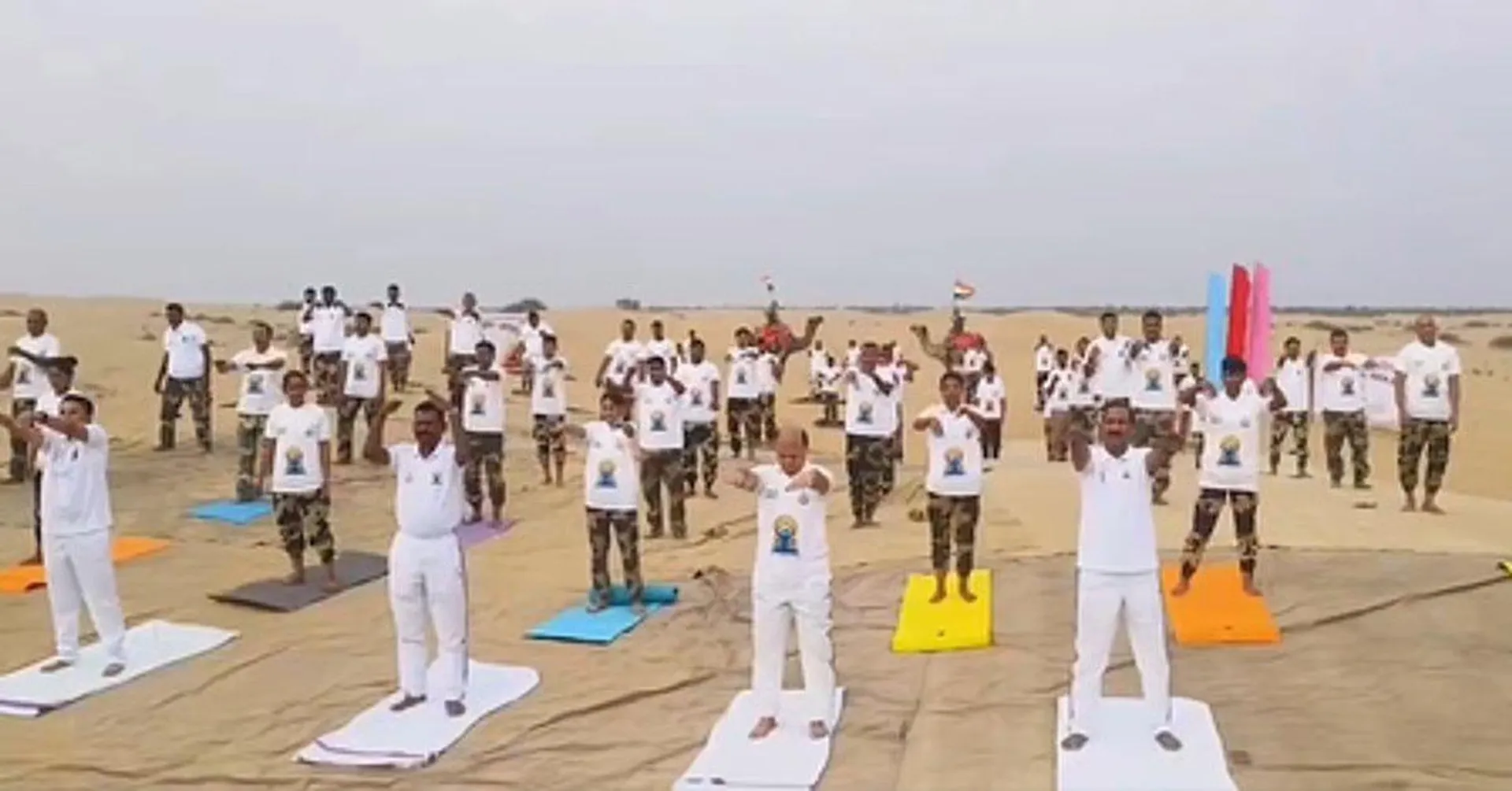 बॉर्डर से भारत को मिला योग का संदेश: रेगिस्तान में बीएसएफ जवानों ने दिखाया आत्मसंयम और संतुलन