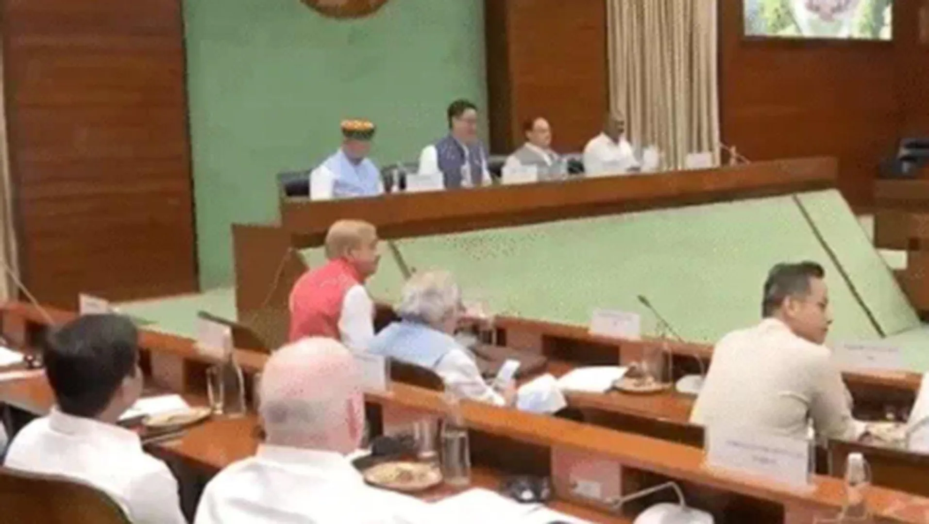 संसद सत्र के पहले दिन विपक्ष का हंगामा: ऑपरेशन सिंदूर पर चर्चा की मांग, लोकसभा दोपहर 12 बजे तक स्थगित