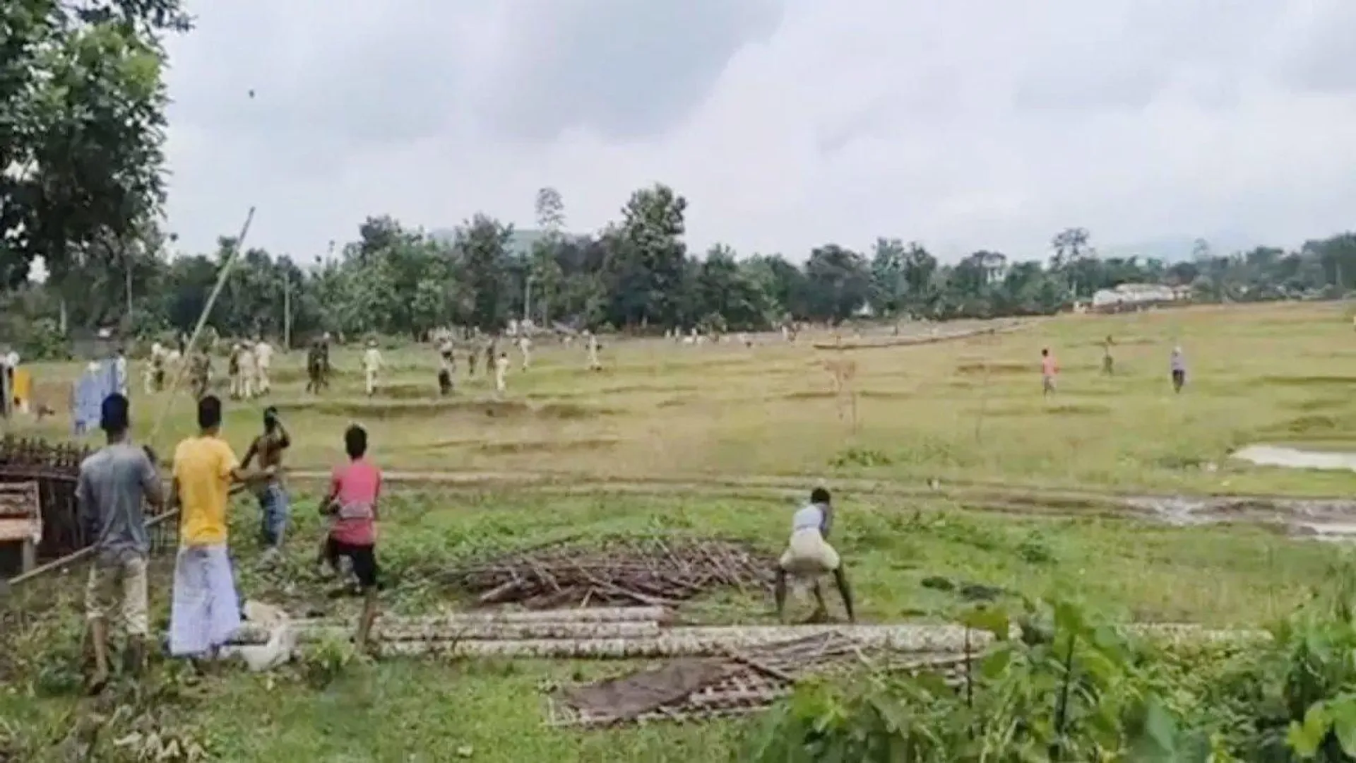 असम के गोलपाड़ा में उपद्रवियों का हमला: पुलिस-वन विभाग की टीम पर पथराव, दो जवान गंभीर रूप से घायल