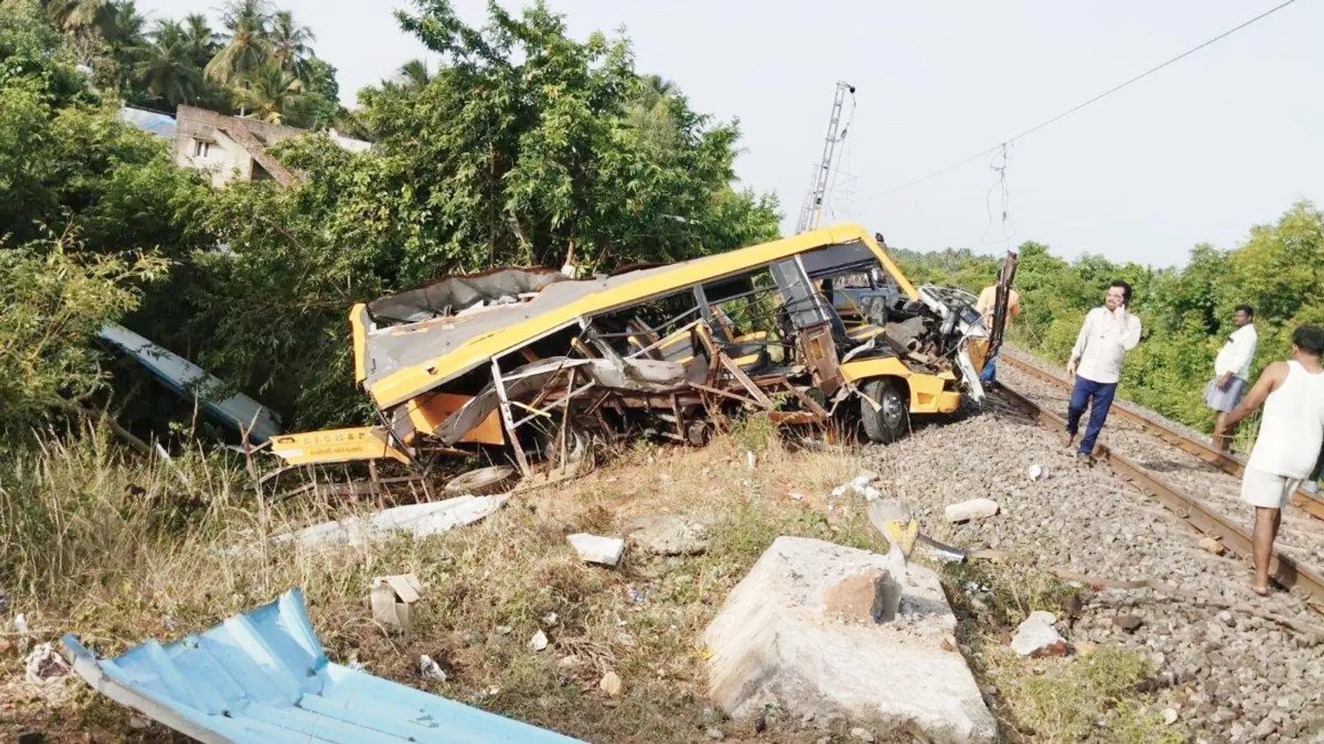 तमिलनाडु में स्कूल वैन को ट्रेन ने मारी टक्कर: तीन बच्चों की मौत, कई घायल; फाटक रहित क्रॉसिंग बना हादसे की वजह