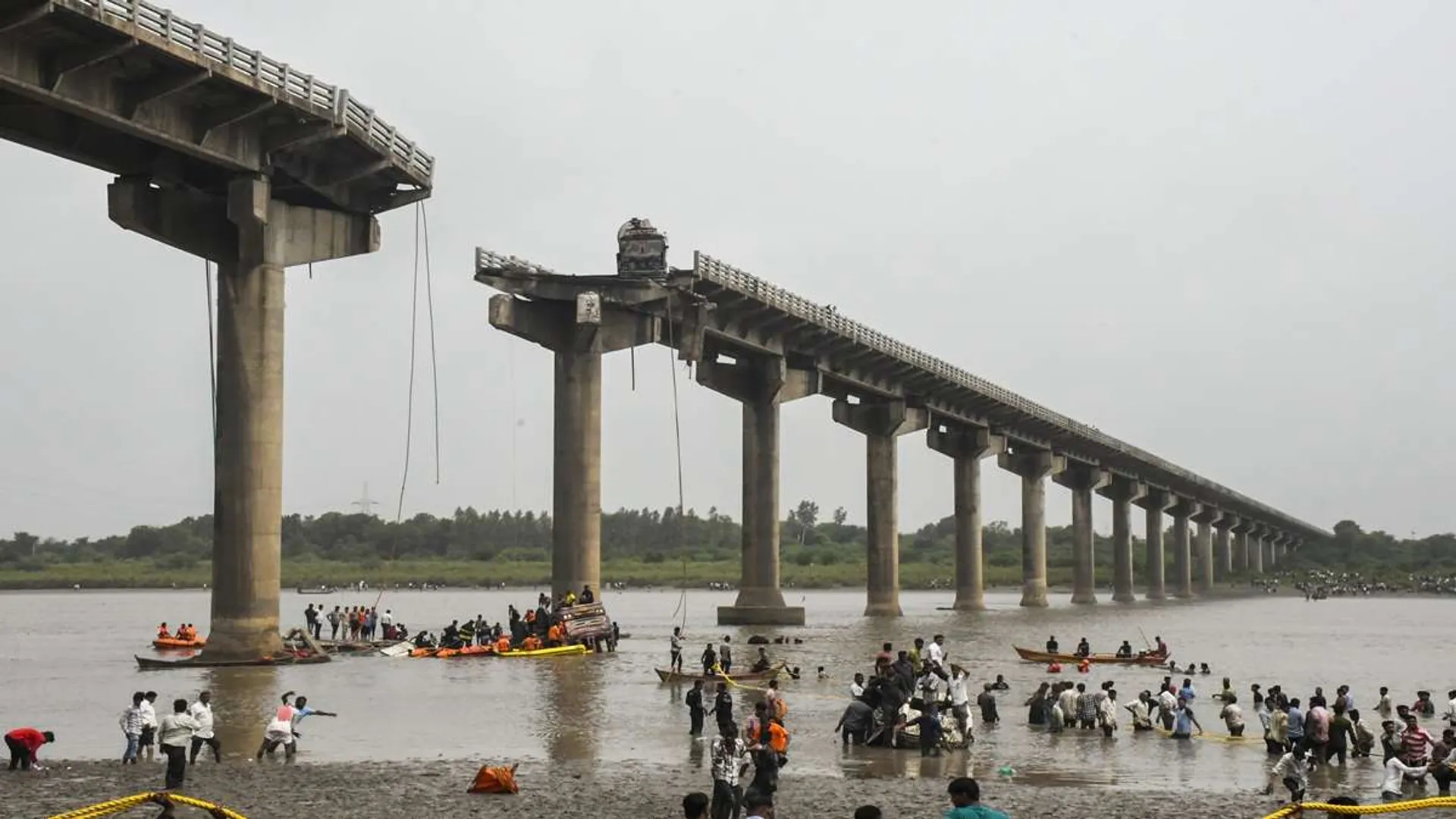 gujarat-gambhira-bridge-collapse-15-dead-rescue-continues