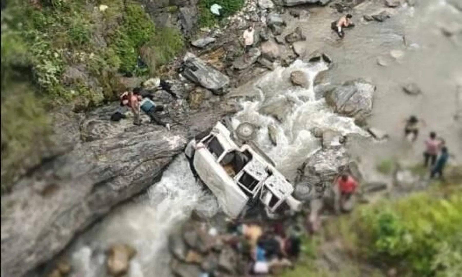 पिथौरागढ़ में दर्दनाक हादसा: 150 मीटर गहरी खाई में गिरी जीप, स्कूली बच्ची समेत 8 की मौत, 5 घायल