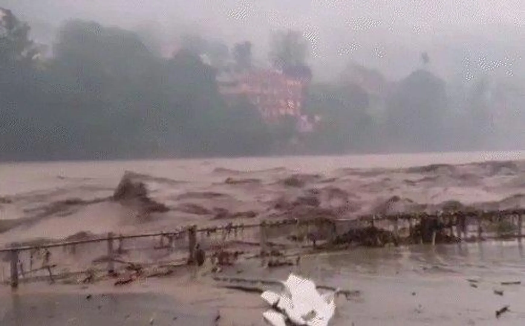 हिमाचल के मंडी में चार जगह फटा बादल: बाढ़ और भूस्खलन से 1 की मौत, 13 से ज्यादा लोग फंसे