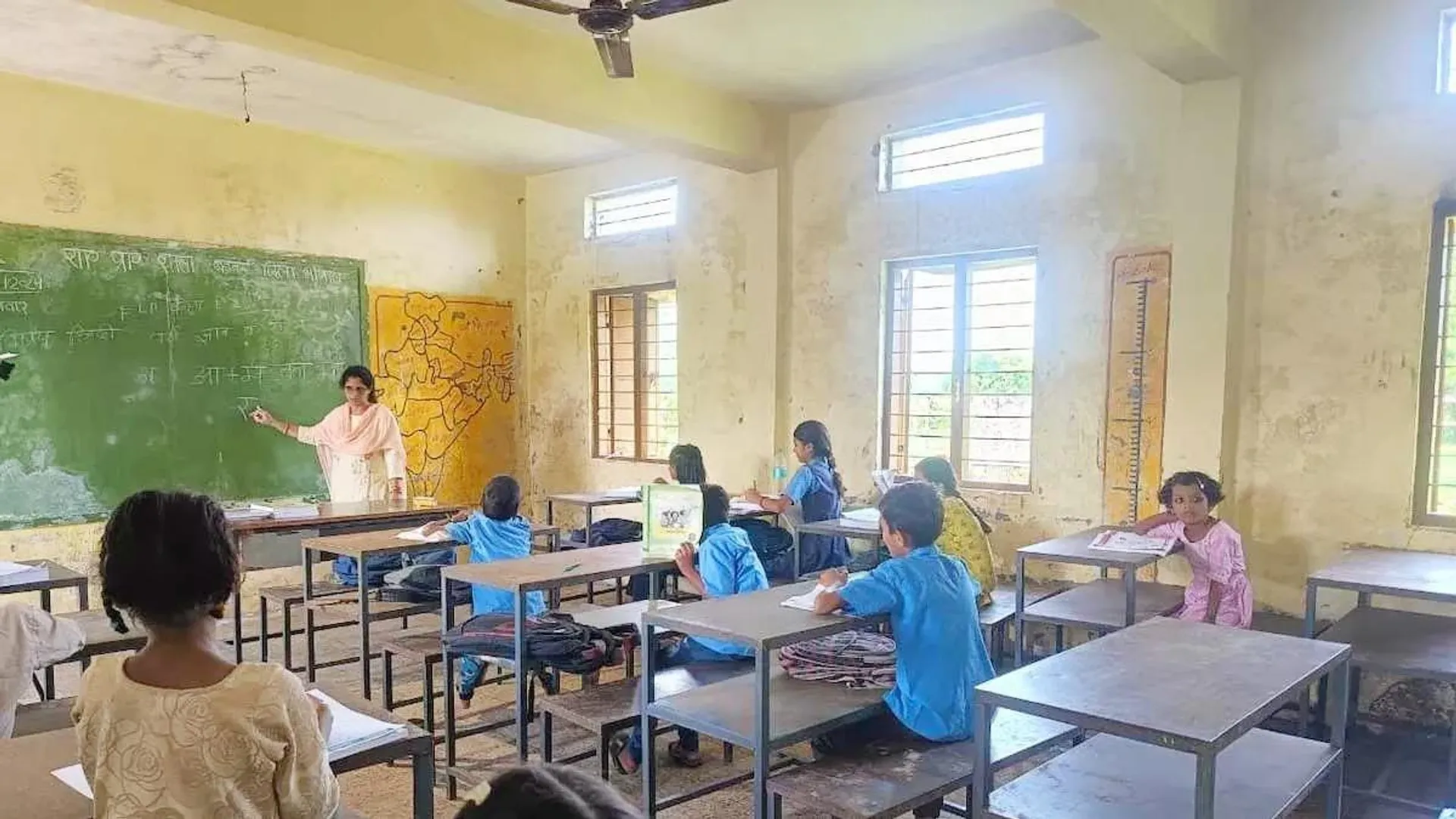 राजस्थान के बाद मध्य प्रदेश के स्कूल की छत ढही: शहडोल में हादसा, बाल-बाल बचे 33 बच्चे; जर्जर इमारत को लेकर पहले ही किया गया था प्रशासन को आगाह