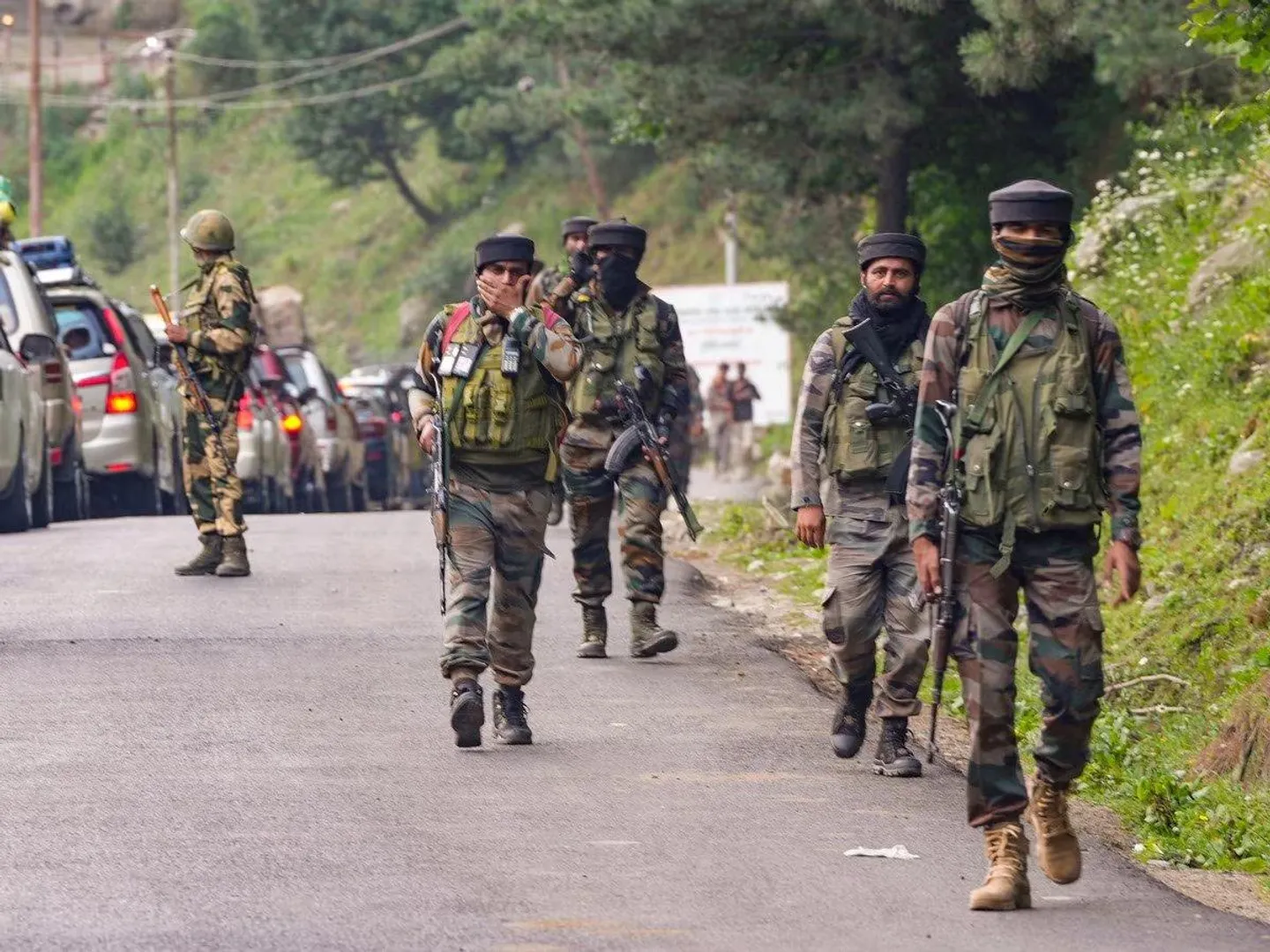 कुलगाम के जंगलों में चौथे दिन भी मुठभेड़ जारी: दो आतंकियों को मार गिराया, चार जवान घायल; ड्रोन, हेलिकॉप्टर और पैरा फोर्सेज की तैनाती
