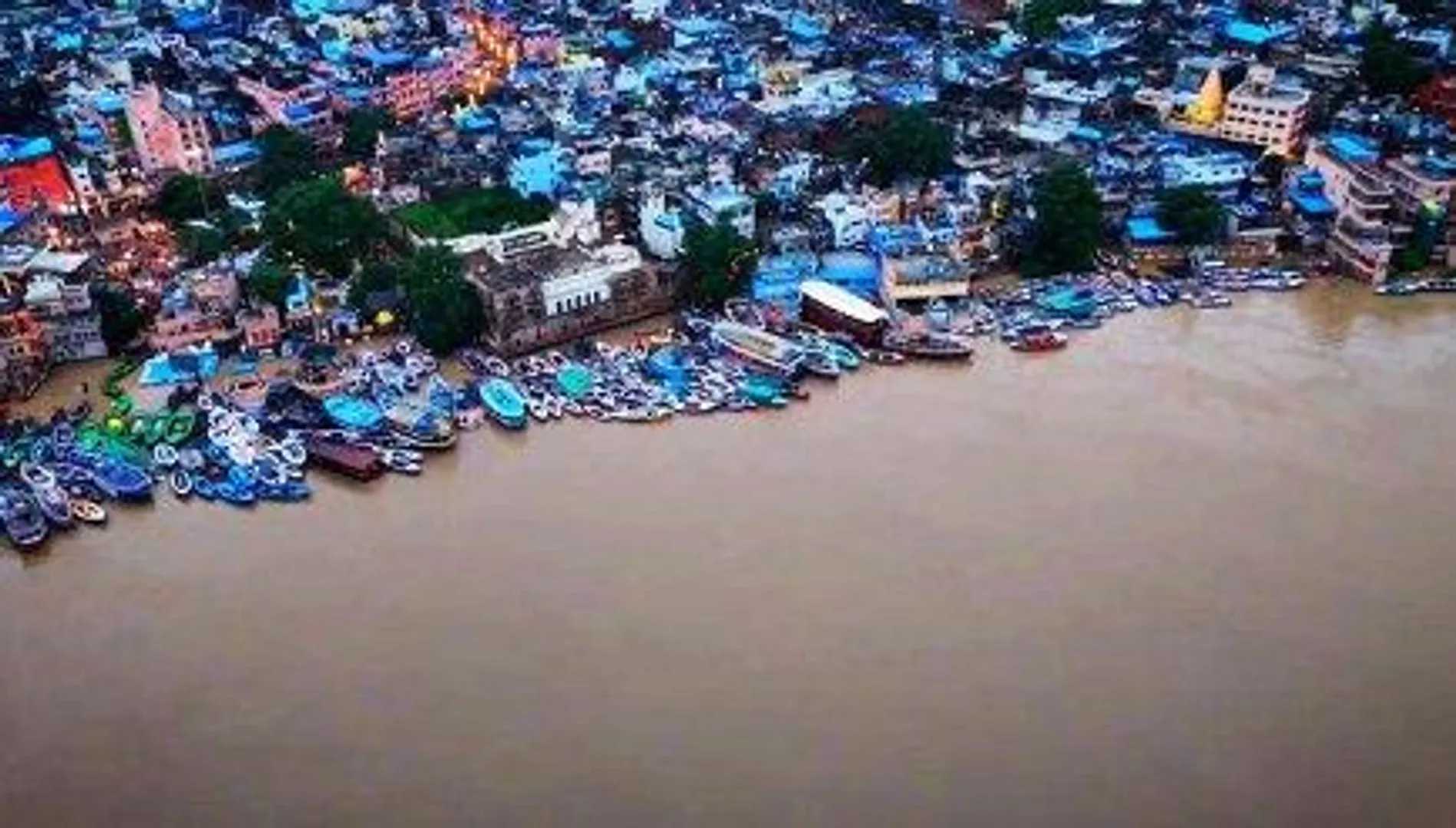 पूर्वांचल में बाढ़ का कहर: छह जिलों के 500 से अधिक गांव जलमग्न, तीन की डूबने से मौत; वाराणसी में 12वीं तक के स्कूल बंद