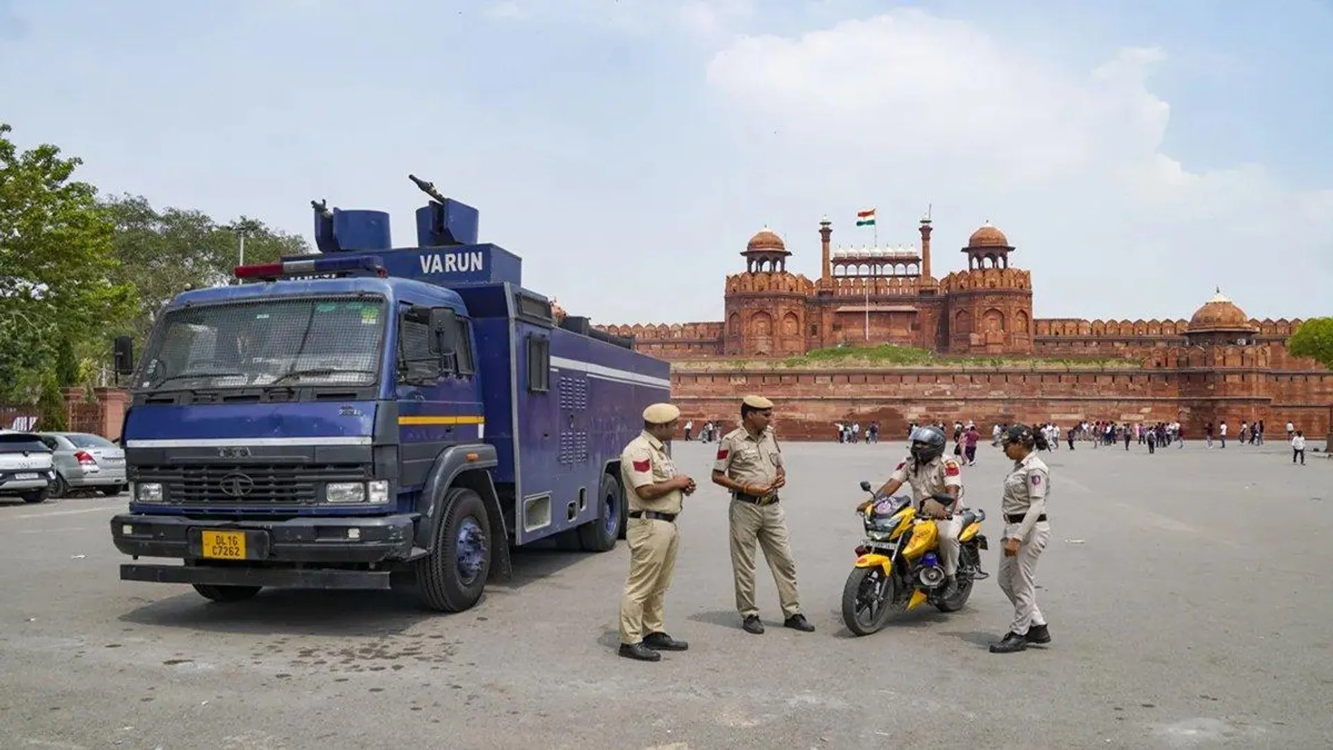 लाल किले में 'डमी बम' की चूक पर बड़ी कार्रवाई, सात पुलिसकर्मी निलंबित