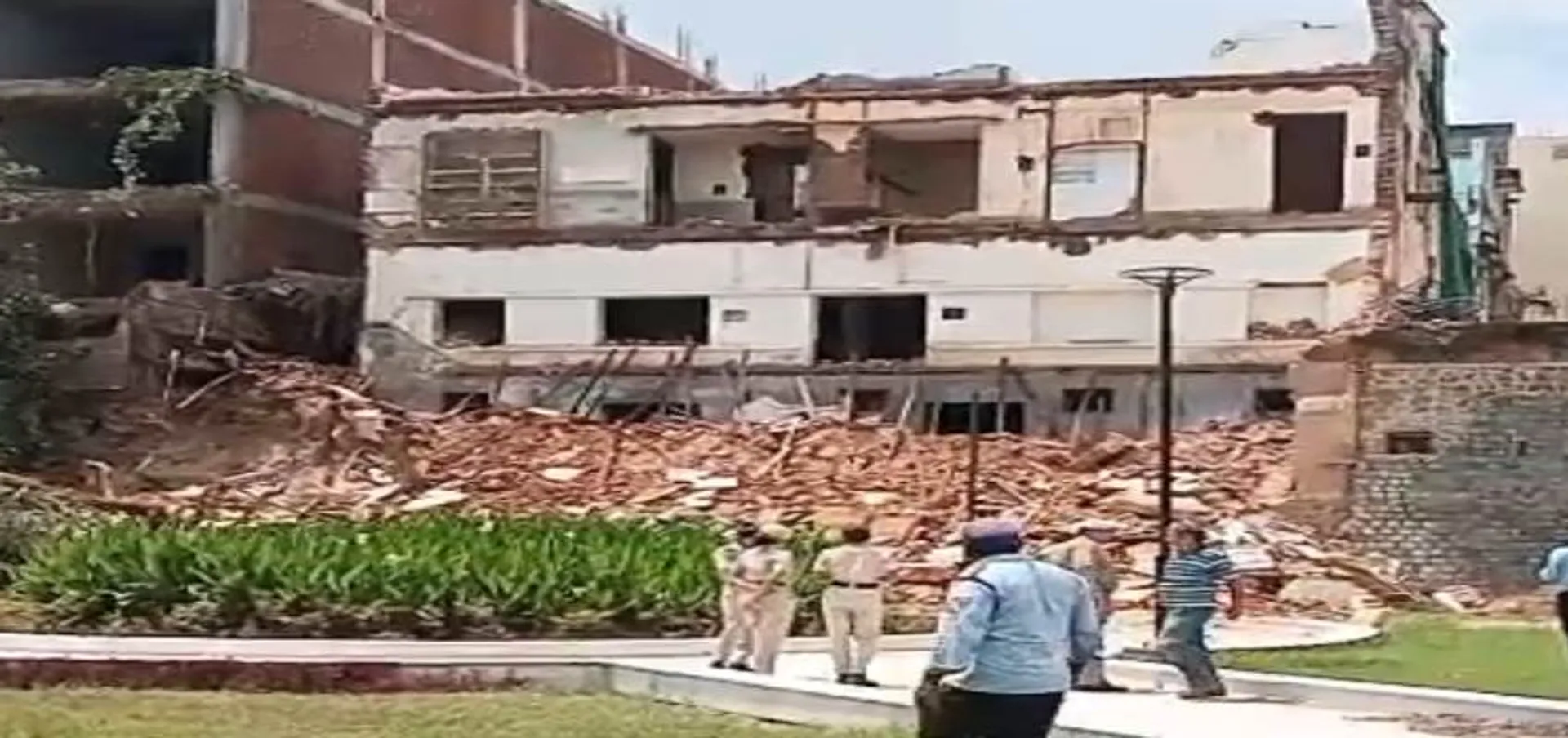 delhi-daryaganj-building-collapse-three-killed