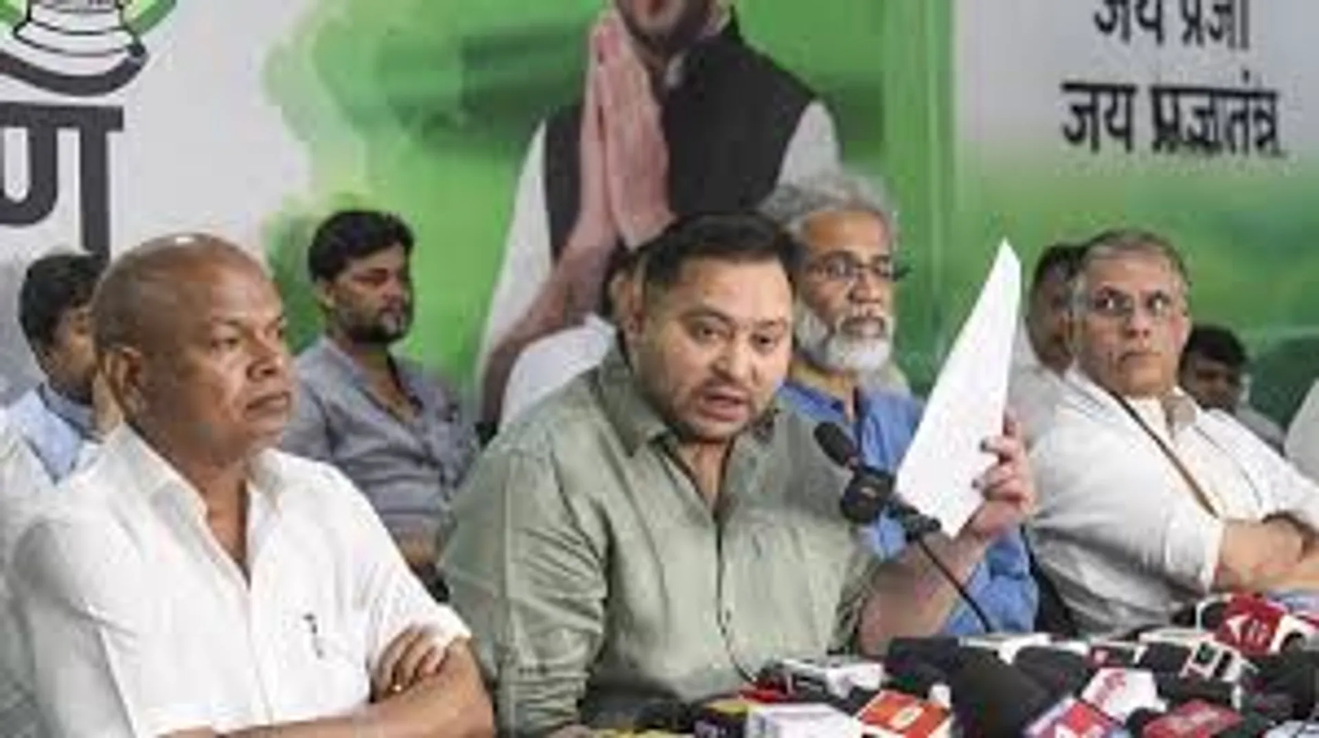 तेजस्वी यादव के वोटर आईडी विवाद पर सियासी भूचाल: चुनाव आयोग ने भेजा नोटिस, NDA ने FIR की मांग की