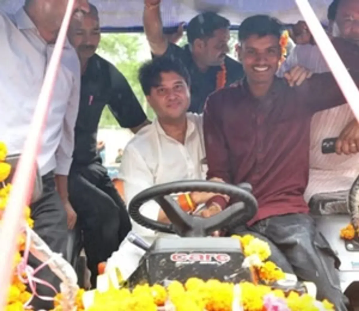 scindia-gifted-tractor-to-brave-youth-giriraj-in-shivpuri