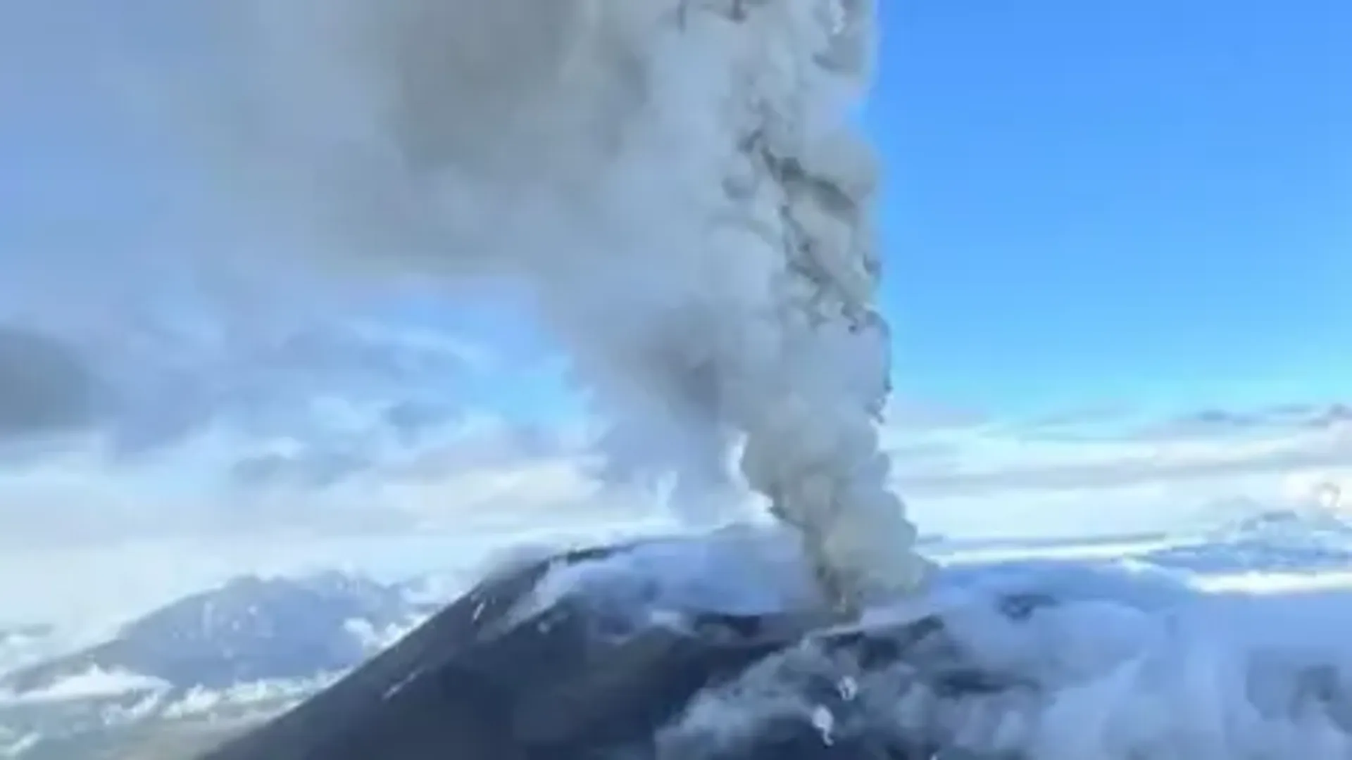 krasheninnikov-volcano-eruption-kamchatka-earthquake-link