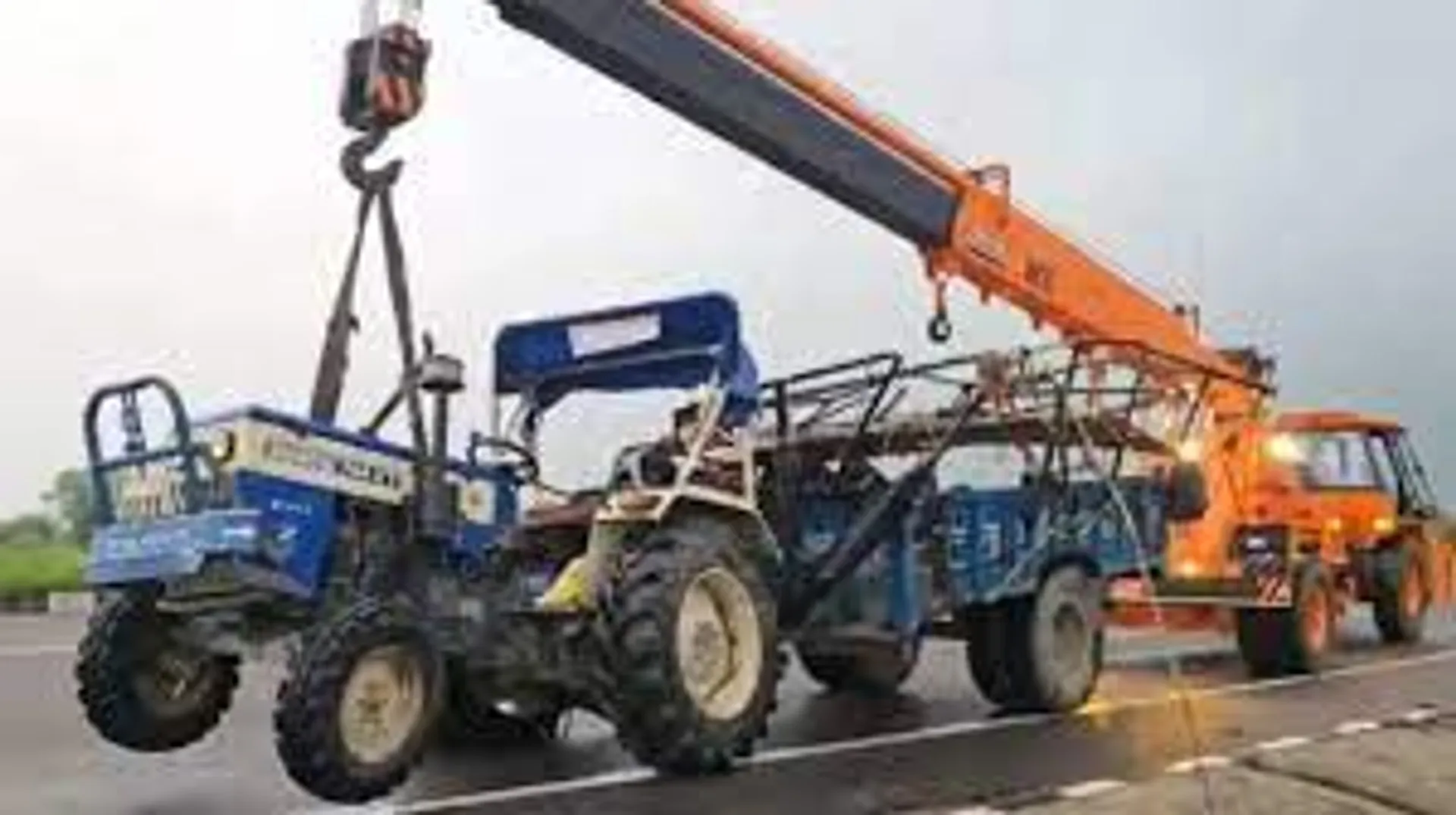 bulandshahr-road-accident-tractor-trolley-container-8-dead-43-injured