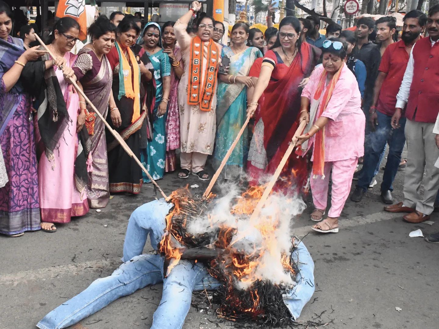 congress-insults-mp-women-bjp-protest
