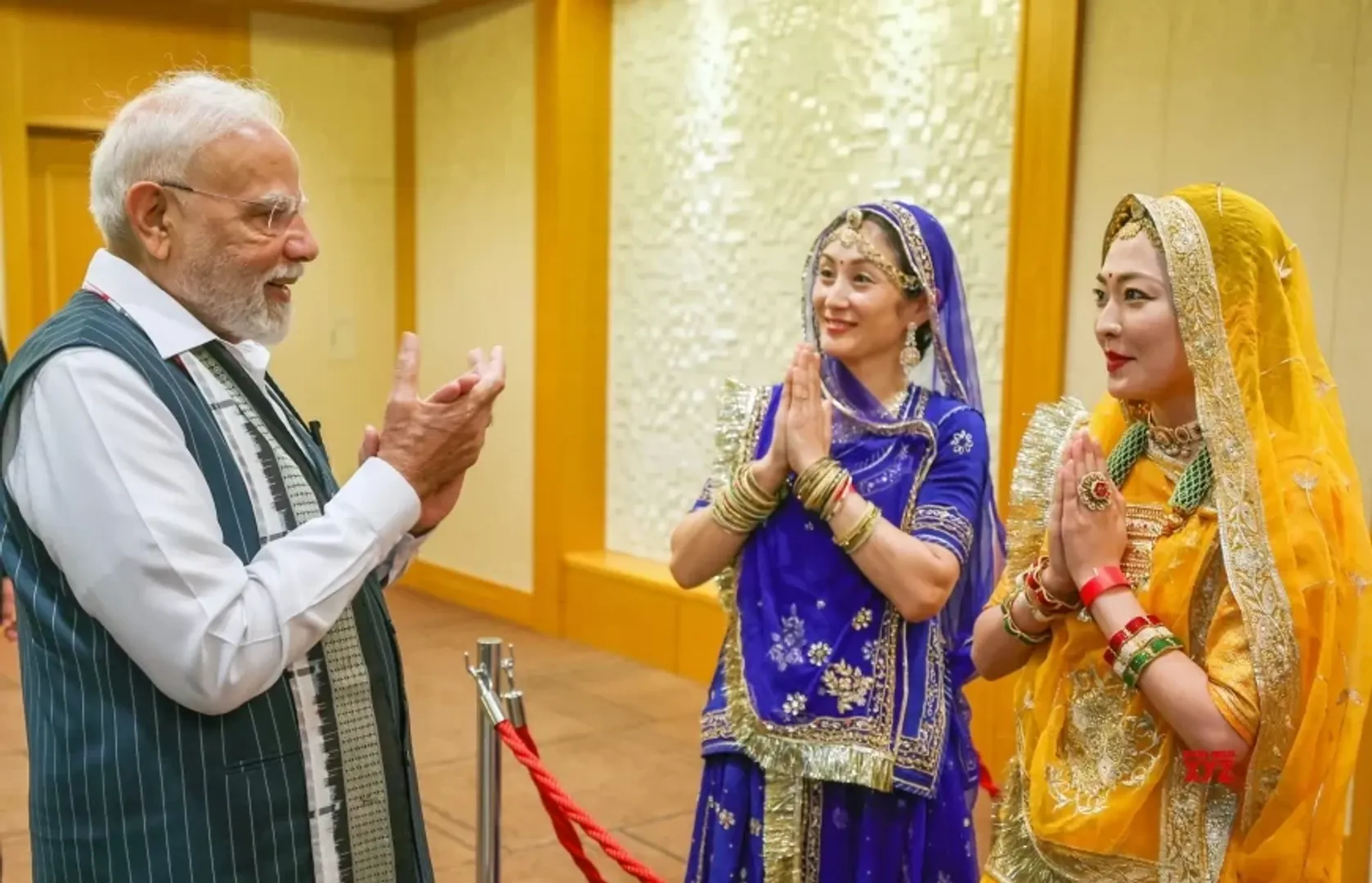 japanese-women-welcome-modi-with-rajasthani-folk-song