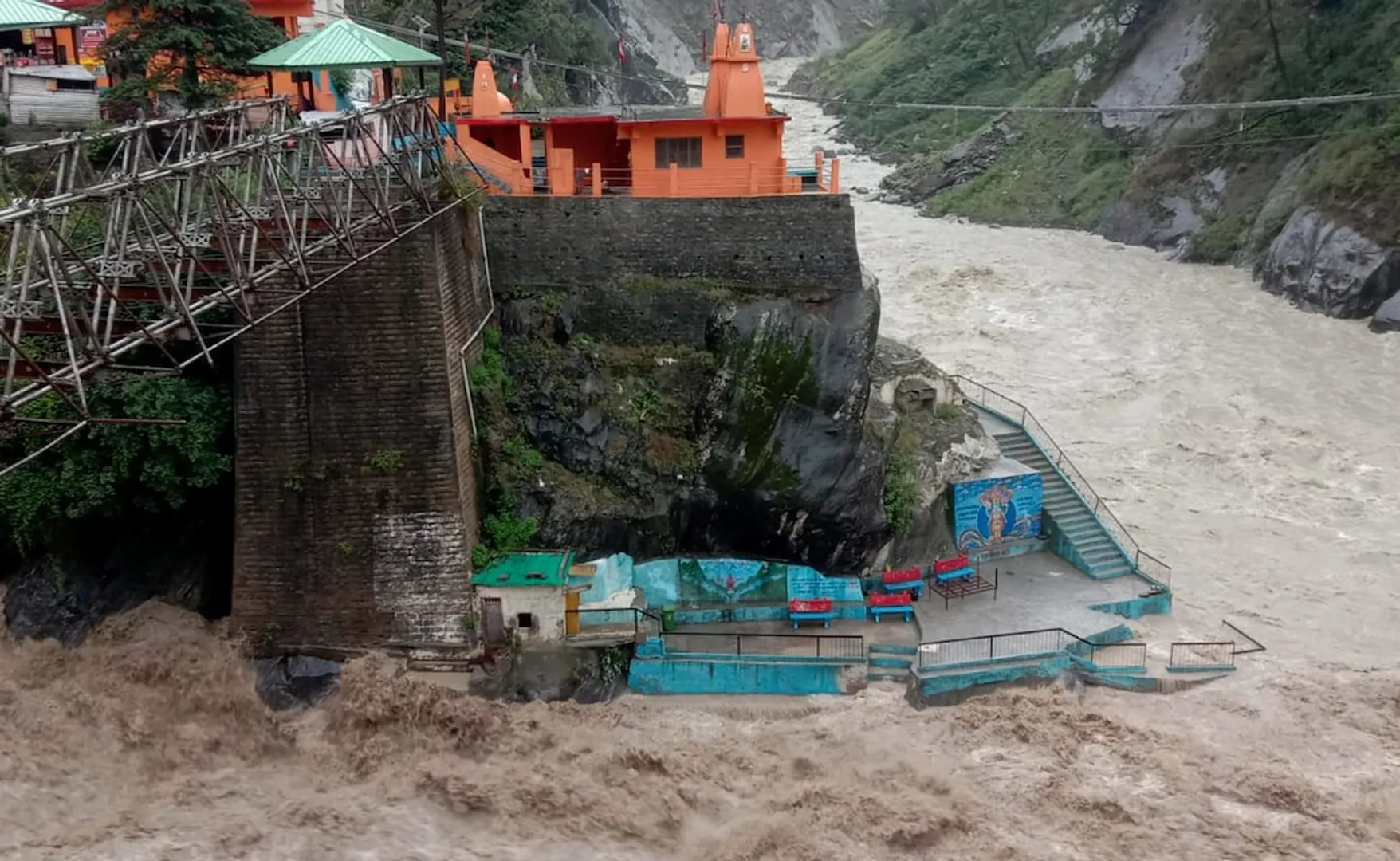uttarakhand-rain-alert-rivers-flooded-roads-closed