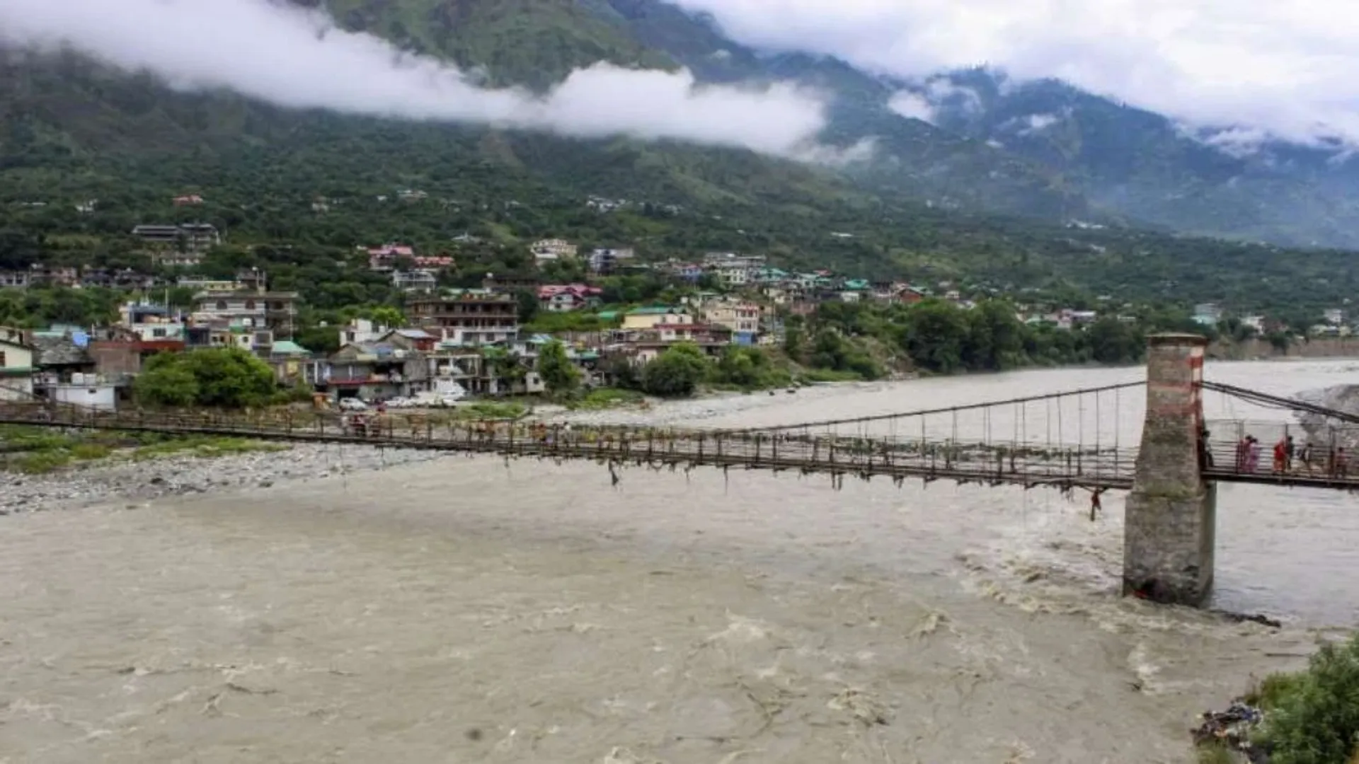 himachal-uttarakhand-rains-roads-closed-yamuna-water-level-rise