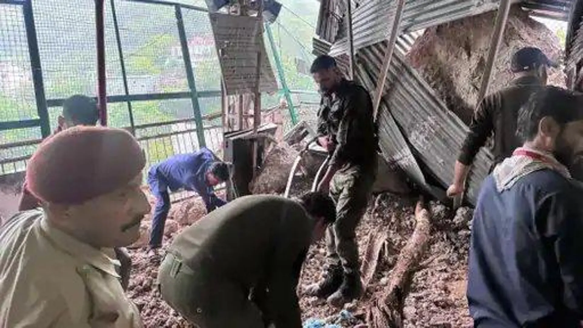 वैष्णो देवी यात्रा तीसरे दिन भी बंद : अर्धकुंवारी में भूस्खलन से 34 श्रद्धालुओं की मौत, श्राइन बोर्ड ने शवों को घर तक पहुँचाने की जिम्मेदारी ली